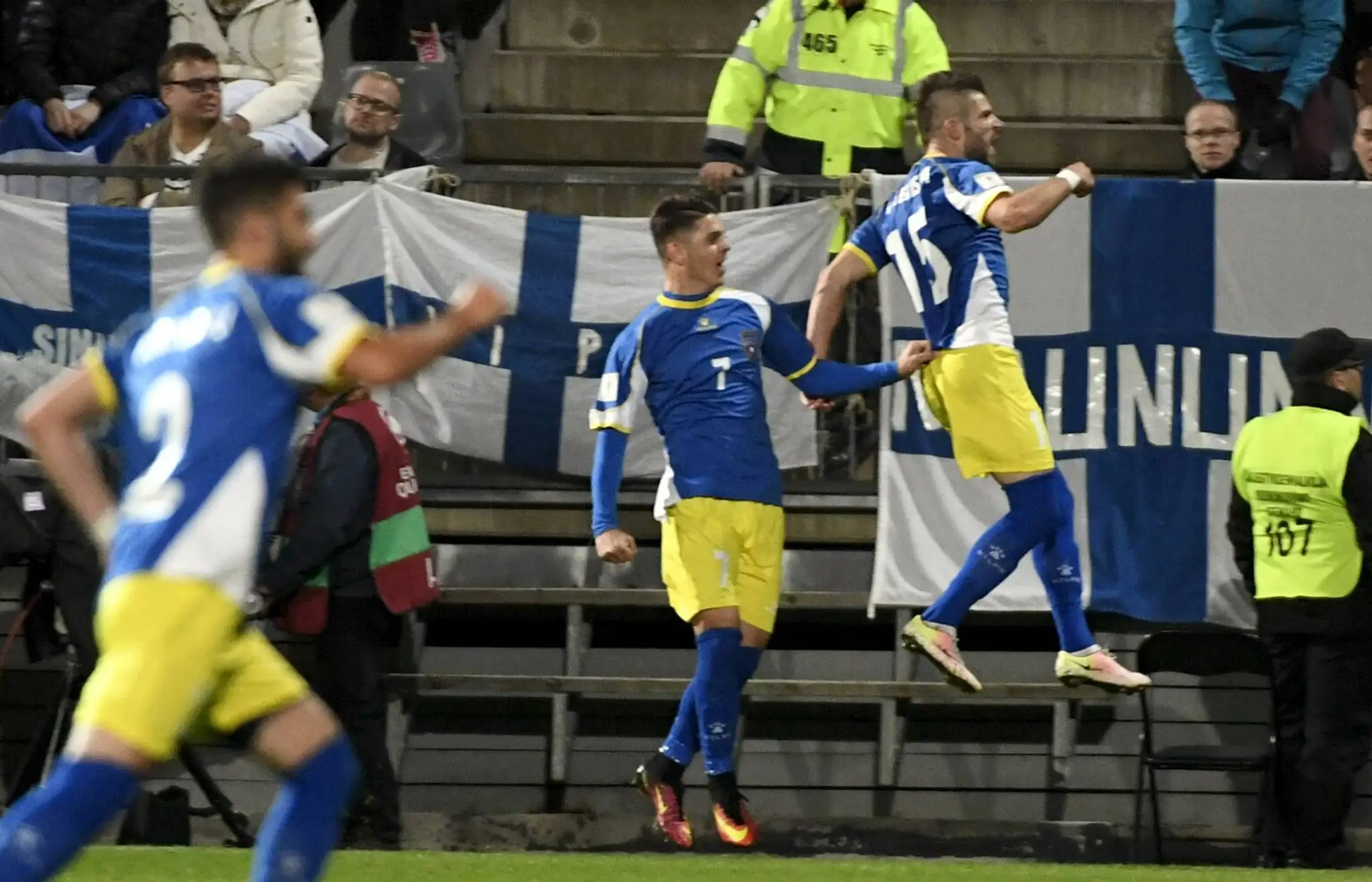 Jasajúci hráči Kosova po góle Valona Berišu (vo výskoku) v kvalifikačnom dueli vo Fínsku.