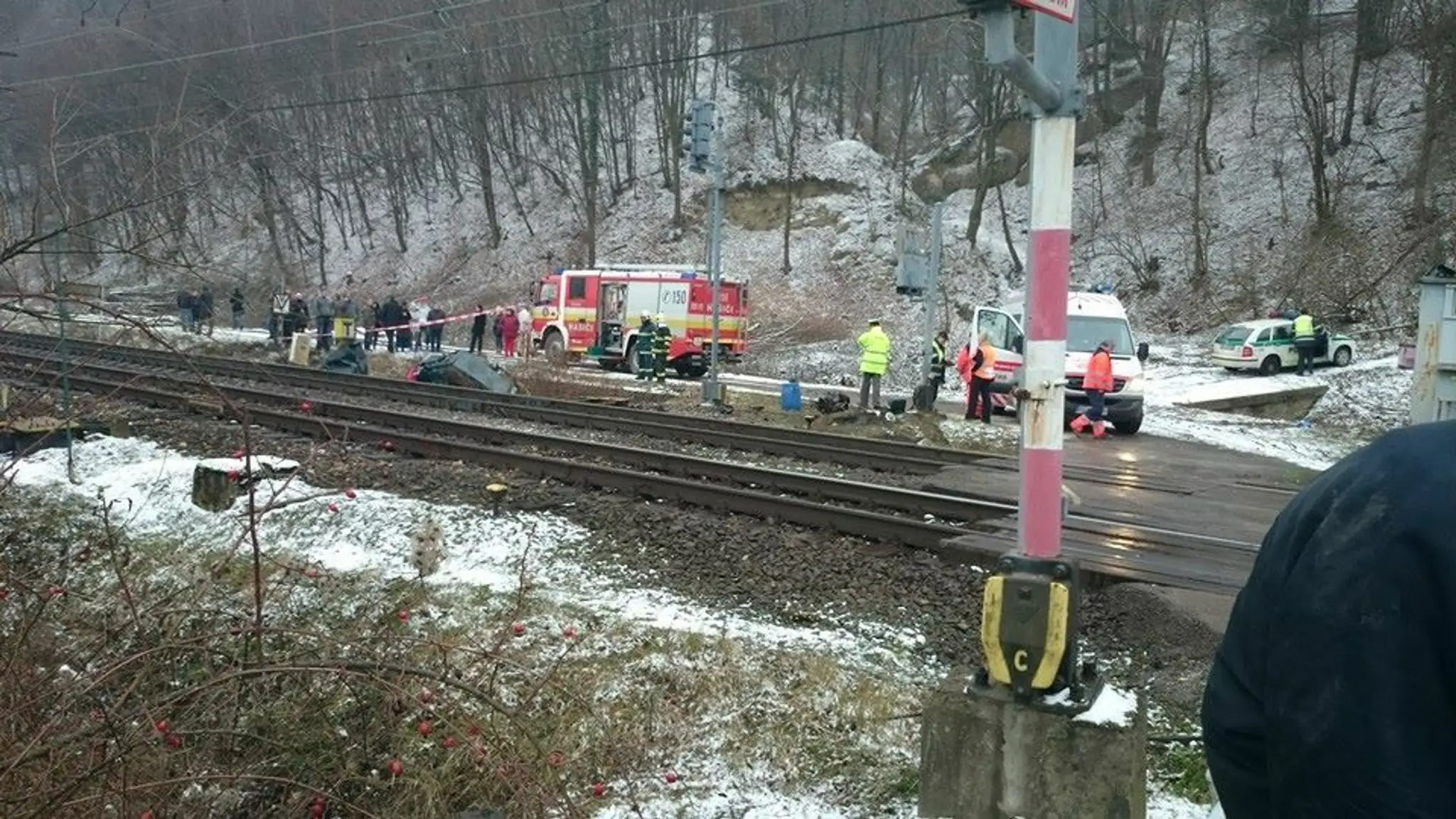 Nehoda osobného auta s vlakom pri Púchove.