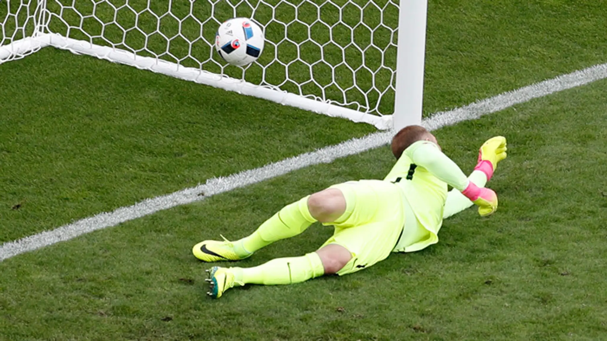 Anglický brankár Joe Hart inkasuje gól po priamom kope Walesana Garetha Balea.