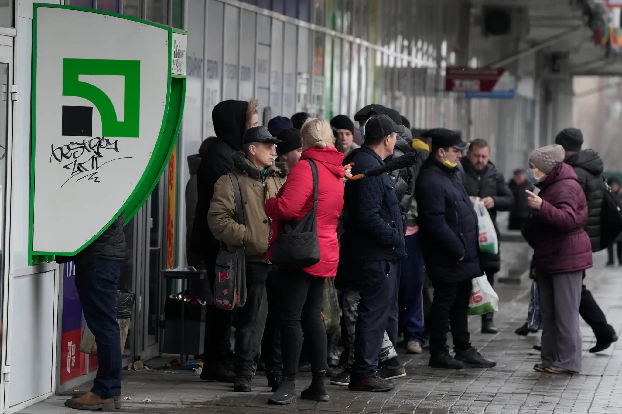 Ľudia stoja a čakajú pred bankomatmi aj v piatok 