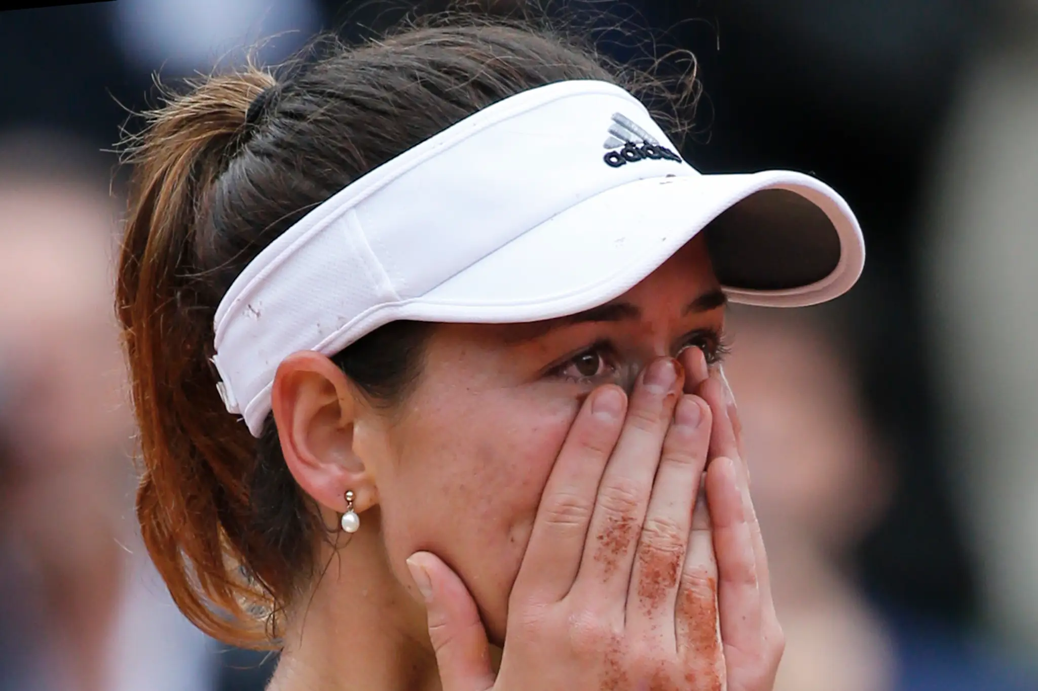 Garbine Muguruzová Blancová plače po víťazstve na Roland Garros.