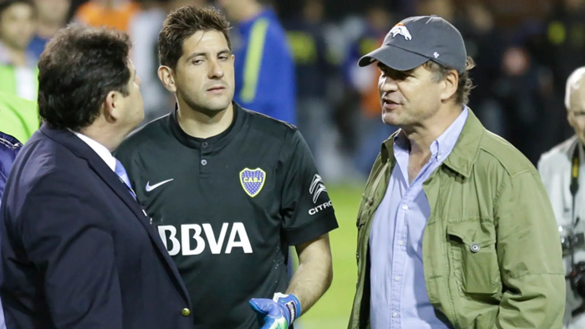 Alejandro Burzaco (vľavo) debatuje s brankárom  Boca Juniors Agustinom Orionom (v strede).
