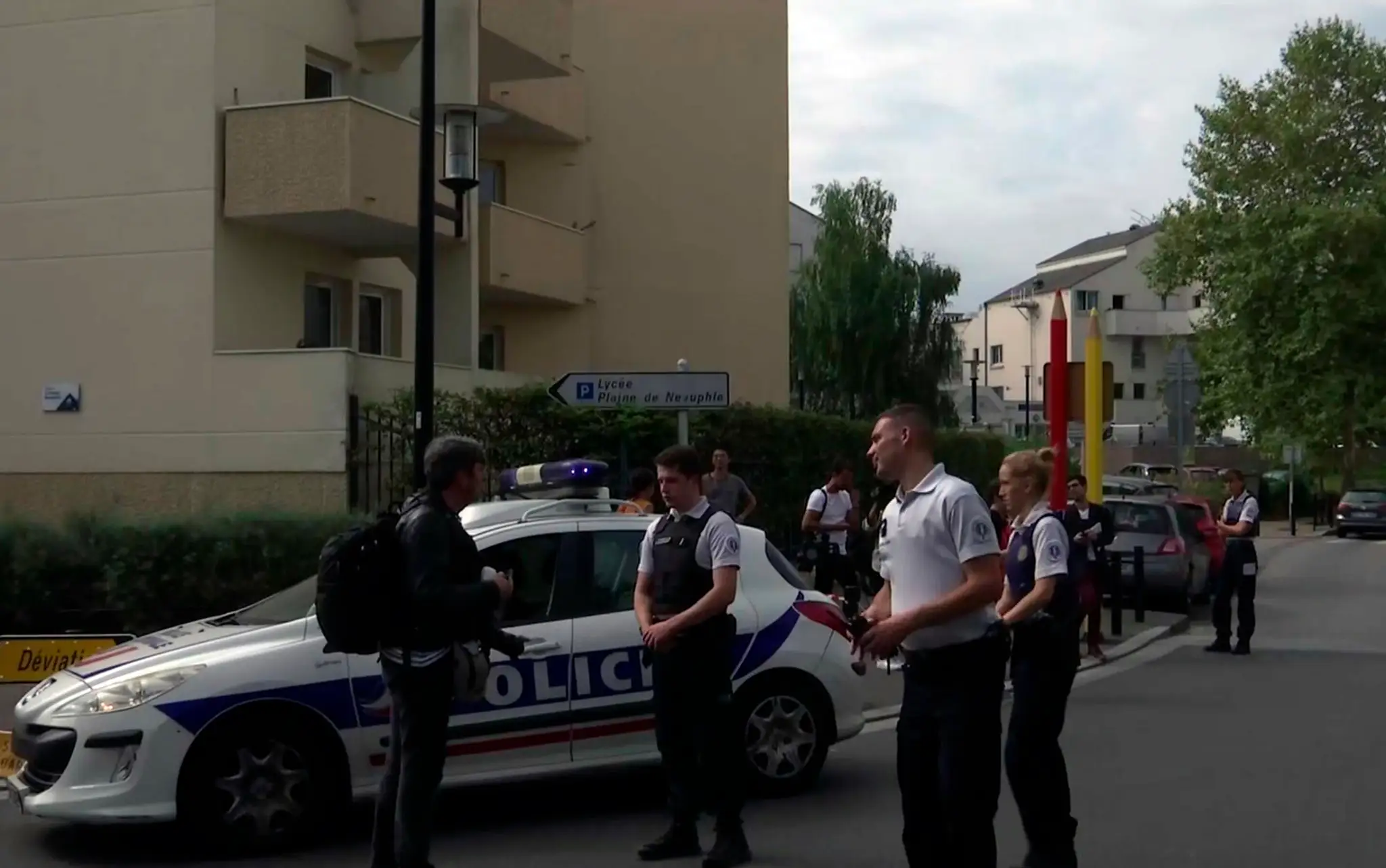 Na snímke francúzska polícia na mieste útoku na predmestí Paríža v Trappes.