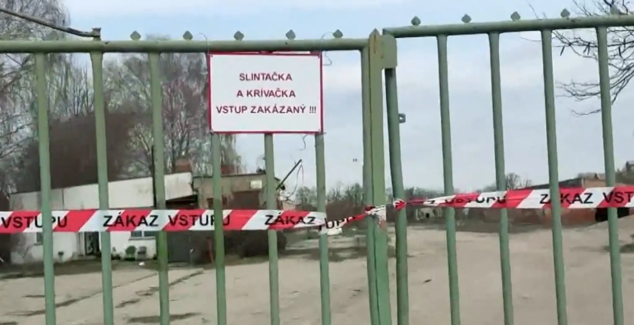 Na snímke tabuľa, ktoré informuje o nákaze slintačky a krívačky.