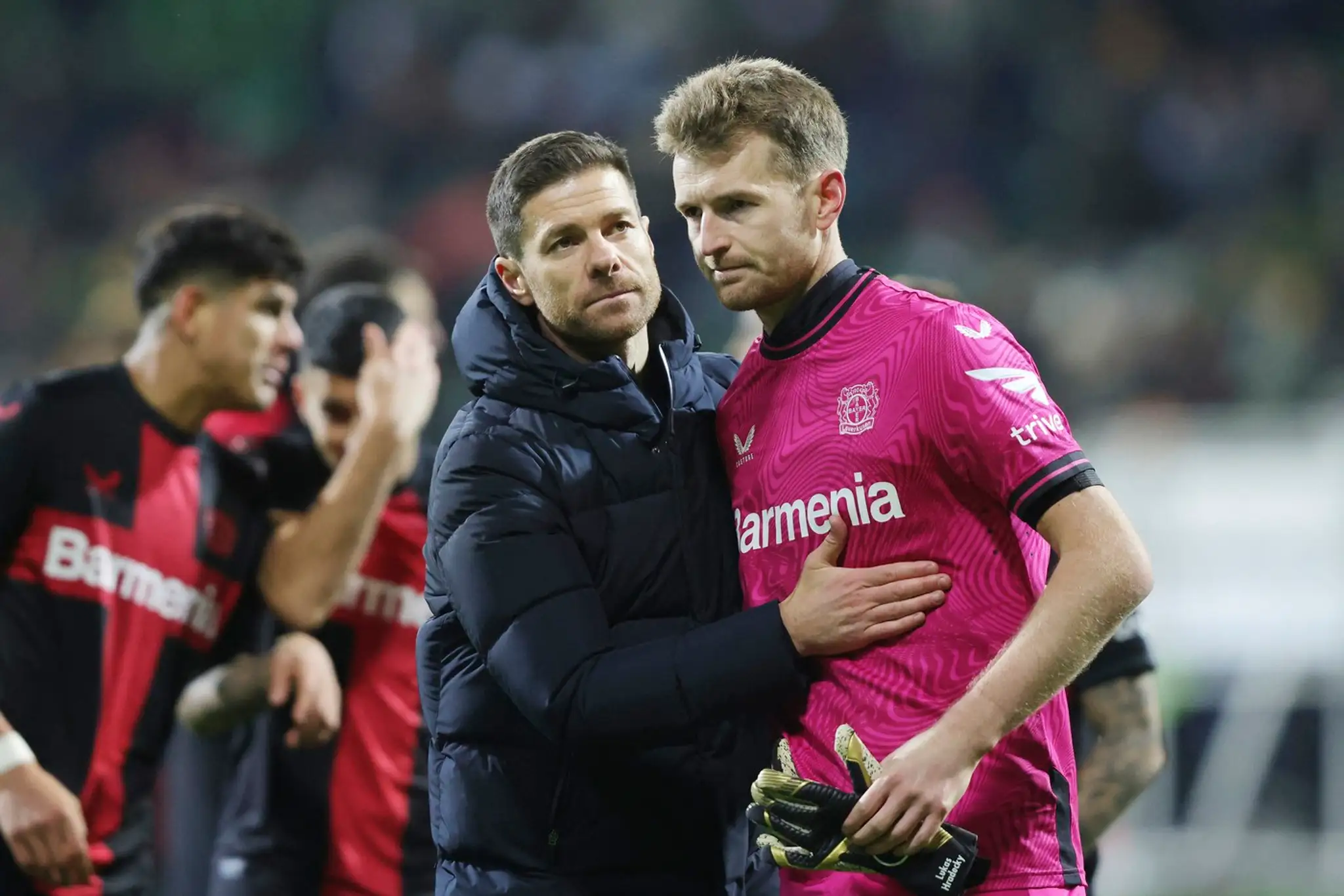 Lukáš Hradecký s trénerom Xabim Alonsom.