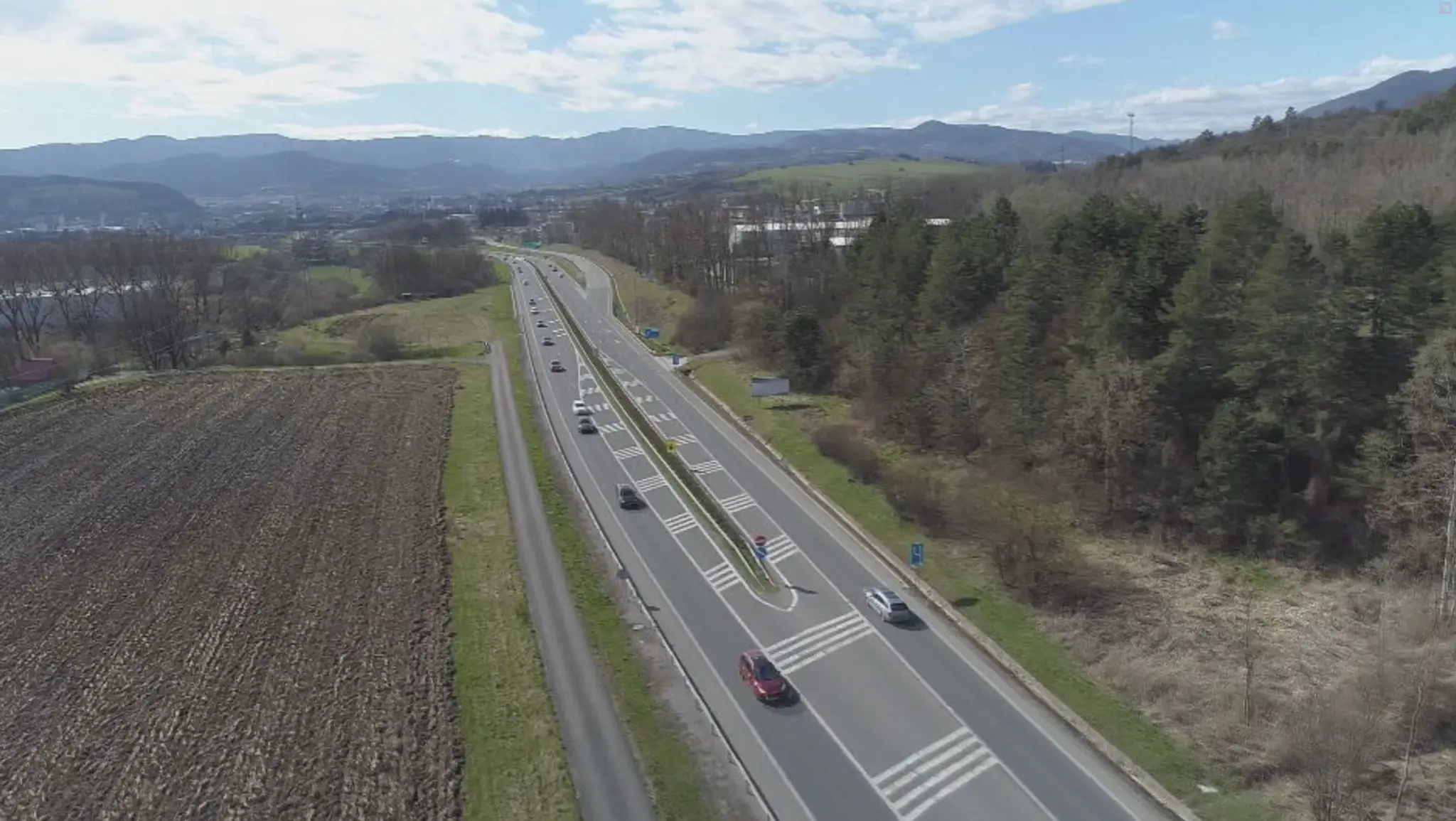 Diaľničný obchvat sa končí hneď za mestom. Na Horehronie pokračuje už len stará cesta. 