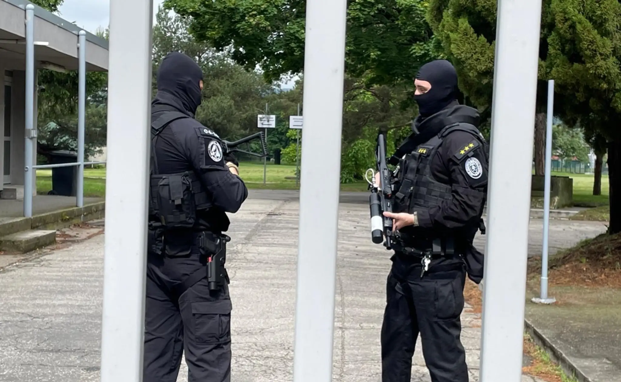 Prísne bezpečnostné opatrenia na Špecializovanom trestnom súde v Pezinku.