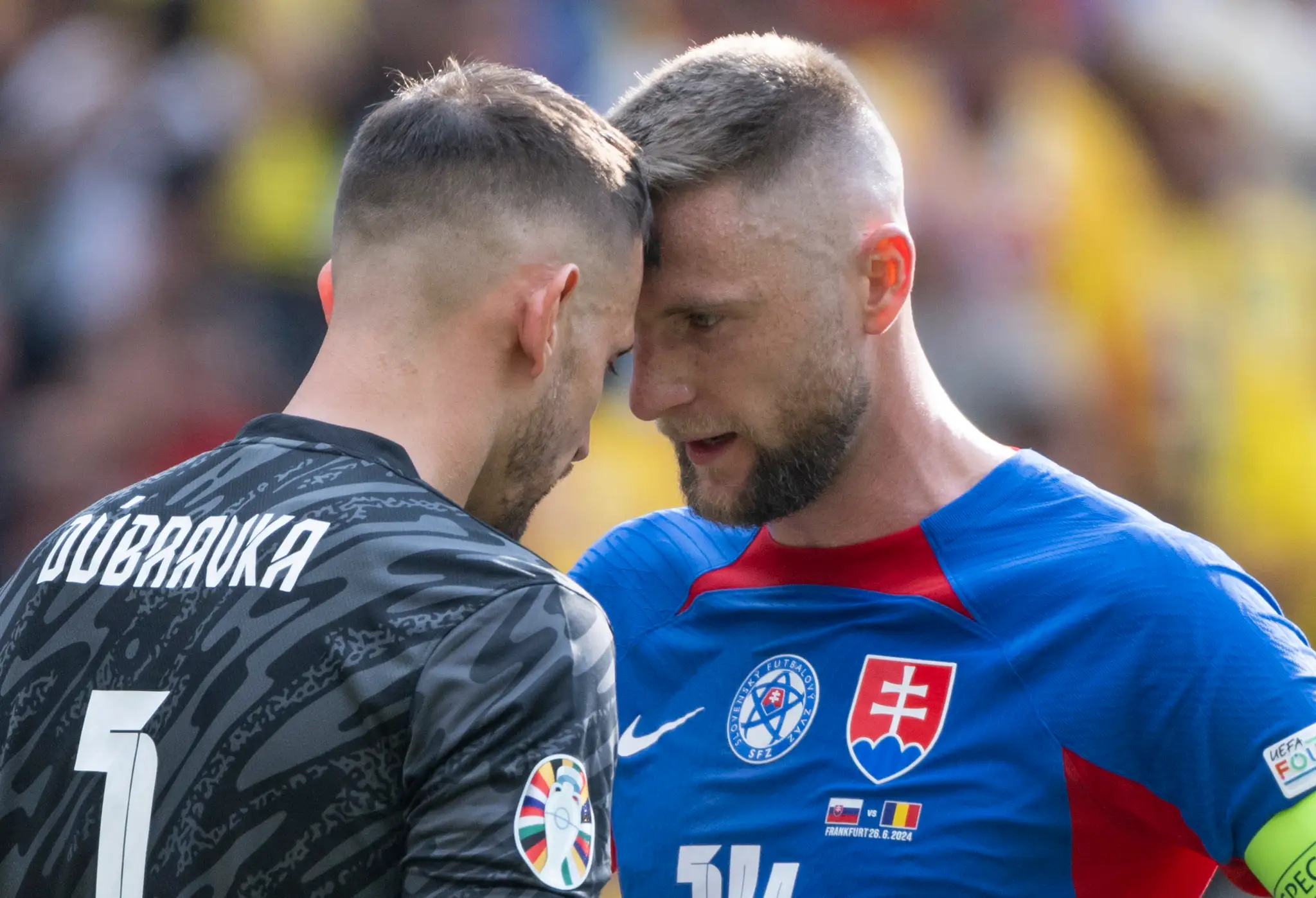 Sprava Milan Škriniar povzbudzuje Martina Dúbravku pred penaltou počas zápasu s Rumunskom na ME 2024.