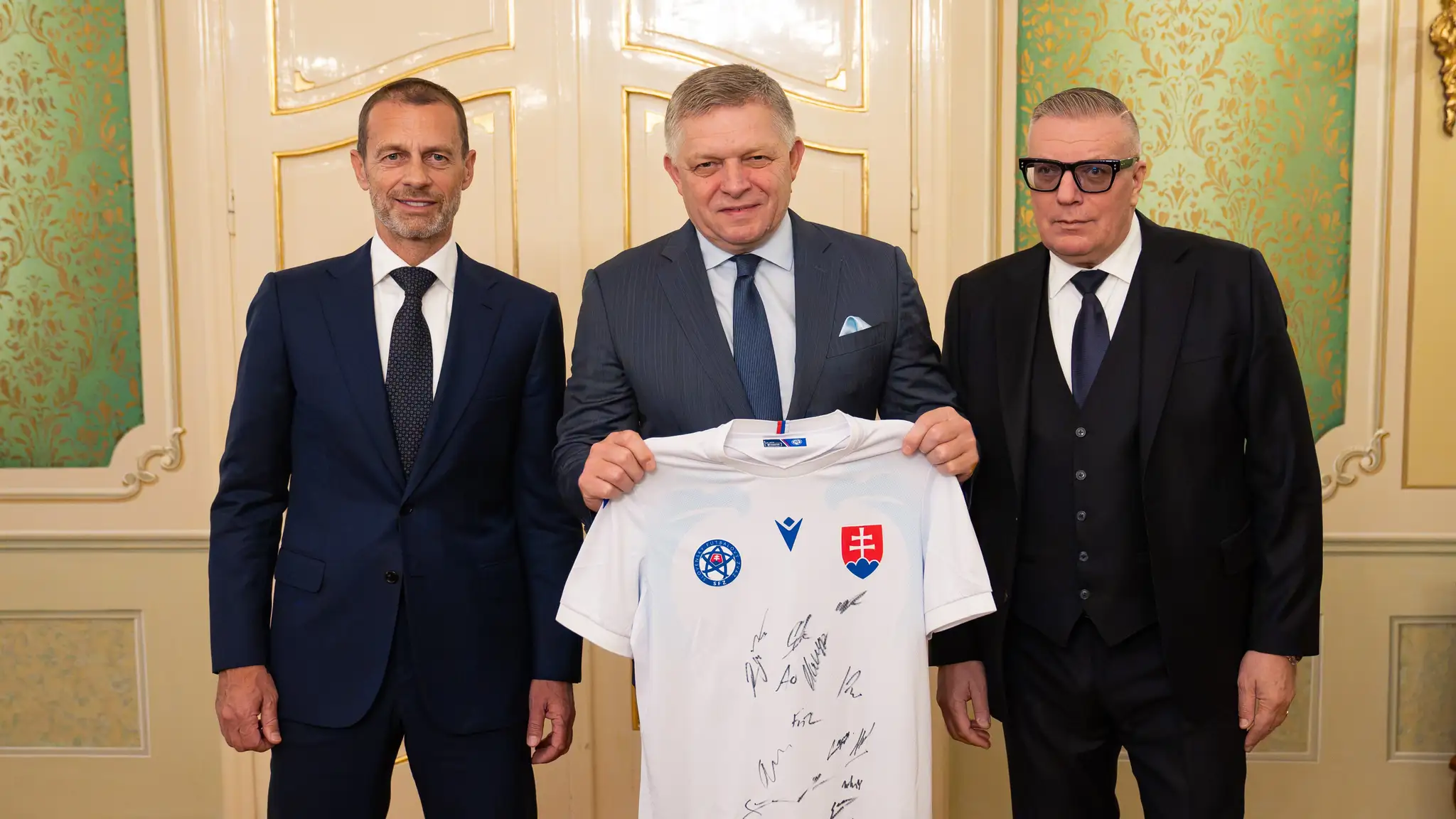 Z ľavej strany Aleksander Čeferin, Robert Fico a Ján Kováčik