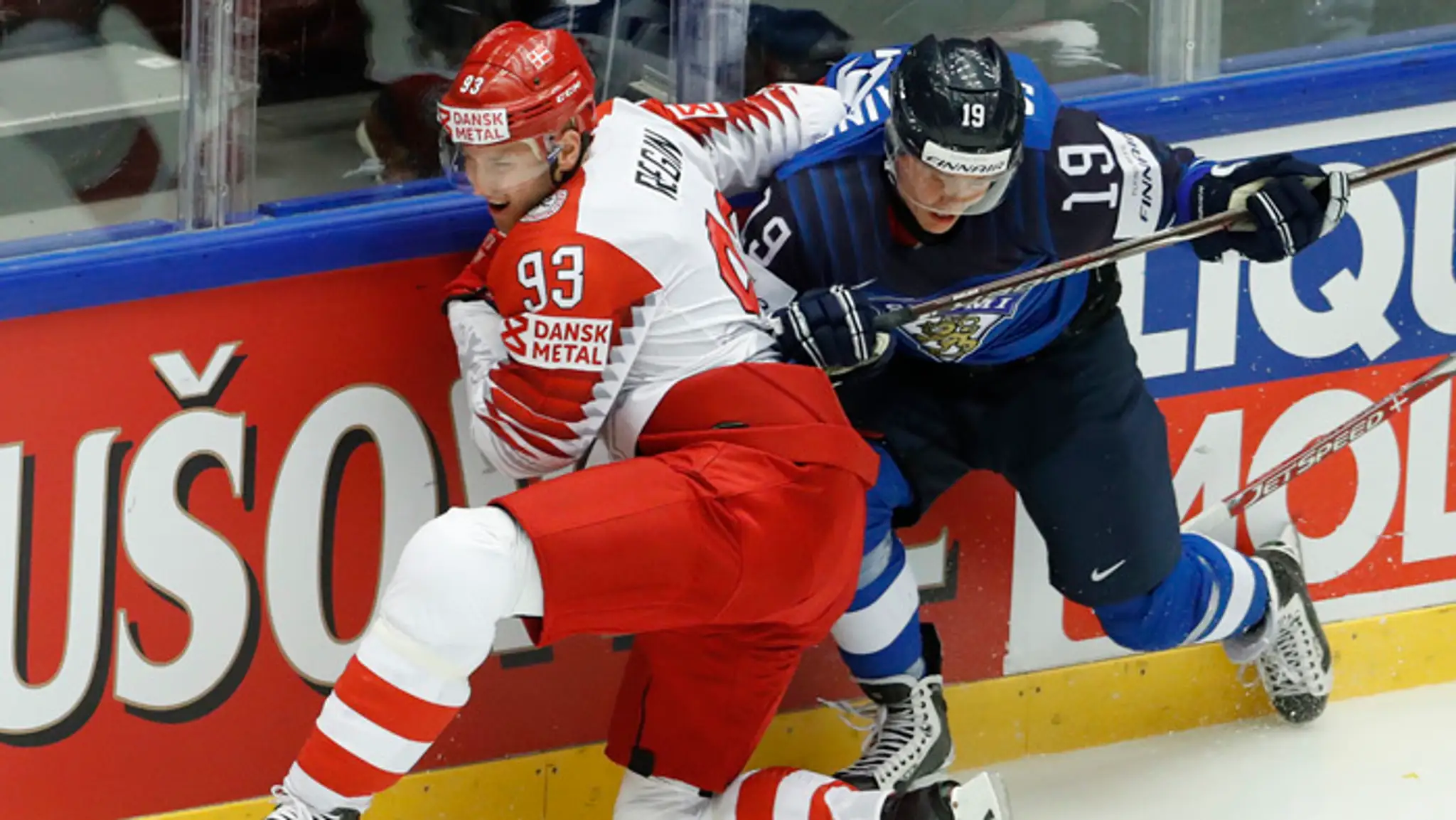 Vpravo fínsky útočník Veli-Matti Savinainen a dánsky hráč Peter Regin.