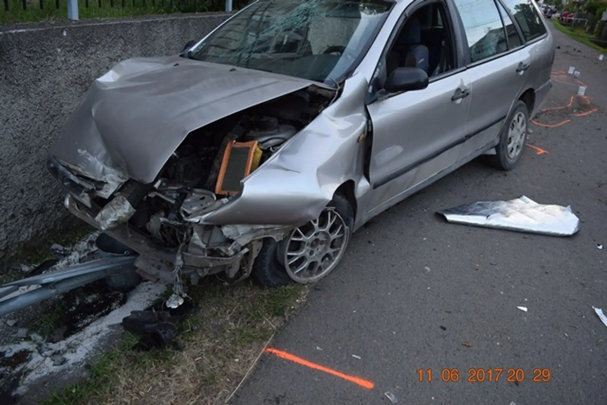 Rozmlátené auto po spanilej jazde 