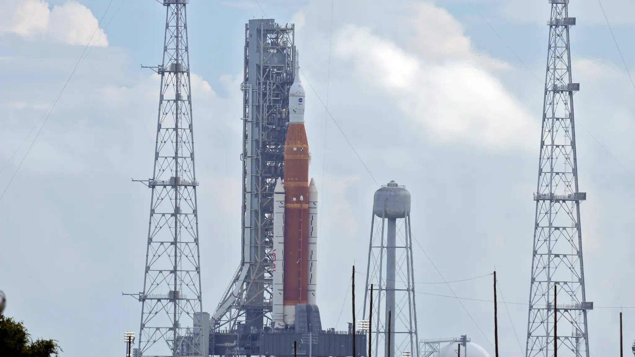 Superťažká nosná raketa Space Launch System (SLS) a modul Orion sú pripravené na štartovacej rampe 39 na Kennedyho vesmírnom stredisku na Floride.