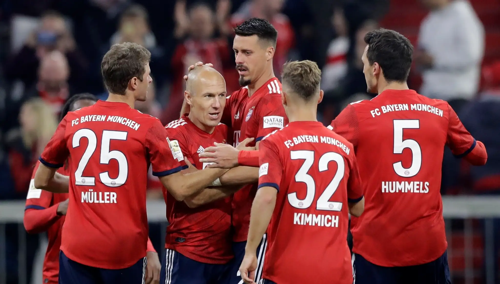 Arjen Robben oslavuje so svojimi spoluháčmi svoj gól.
