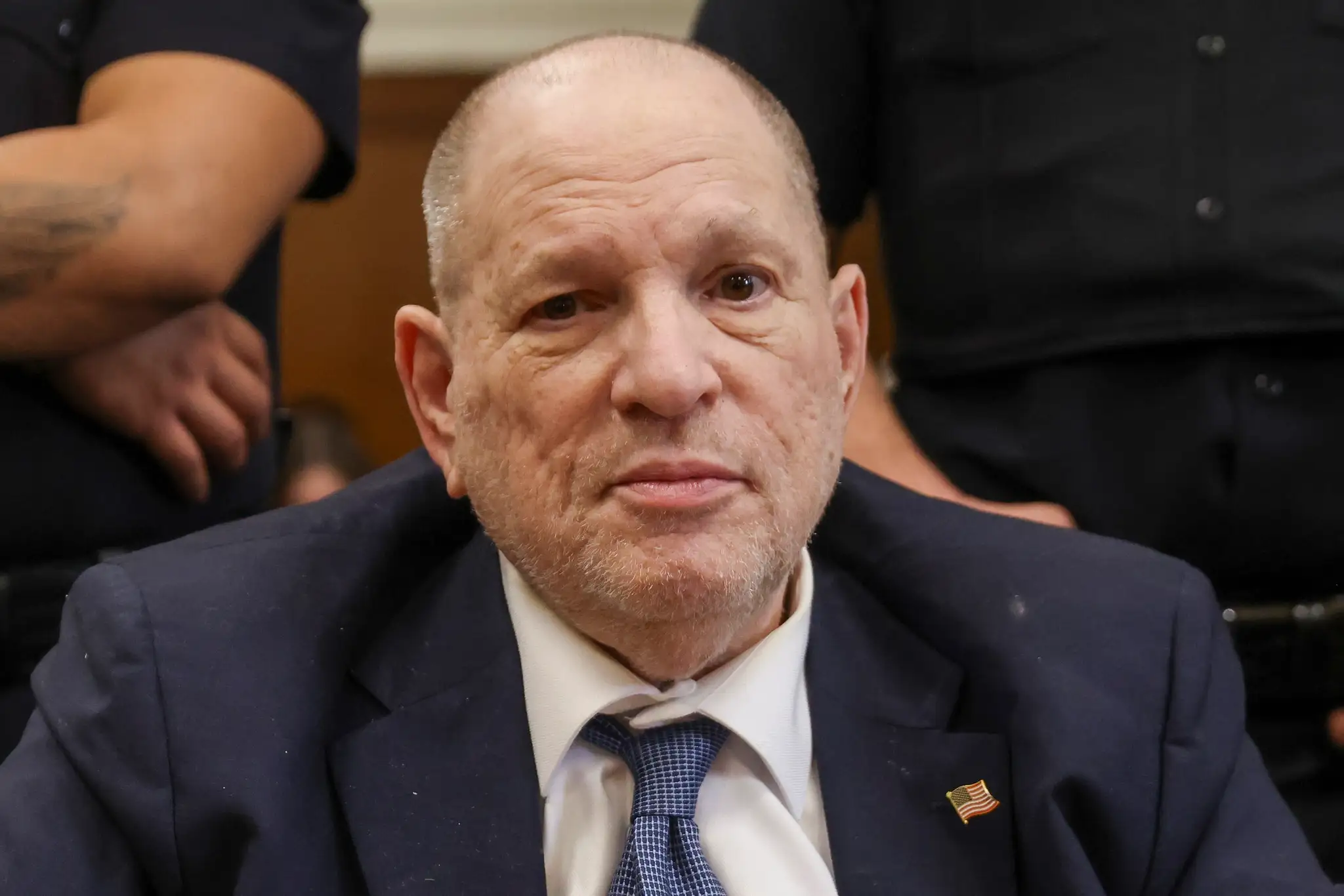 Bývalý filmový producent Harvey Weinstein na súde v New Yorku 15. apríla 2025.
