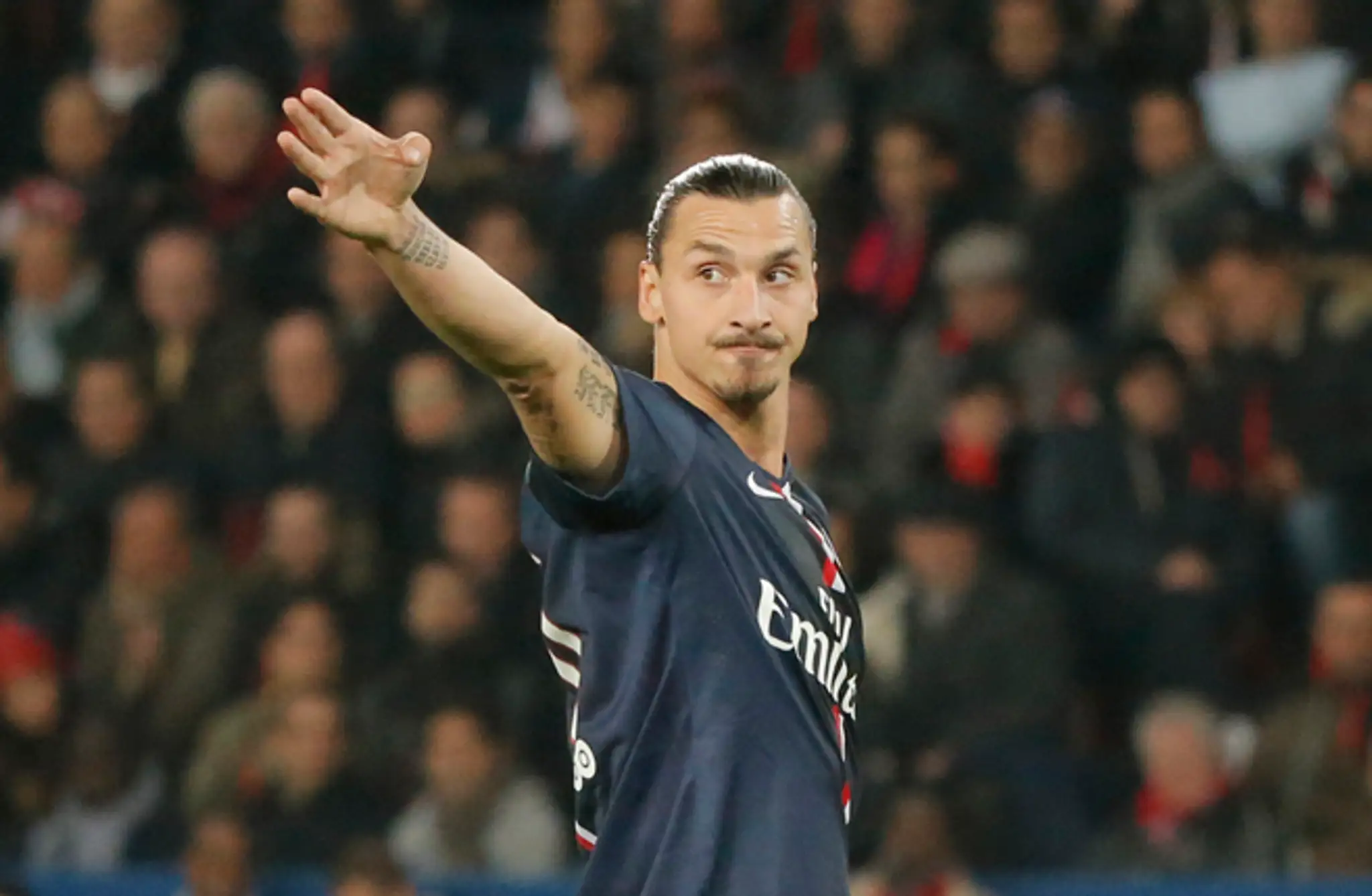 Švédsky útočník Zlatan Ibrahimovič oblieka dres Paríž St. Germain