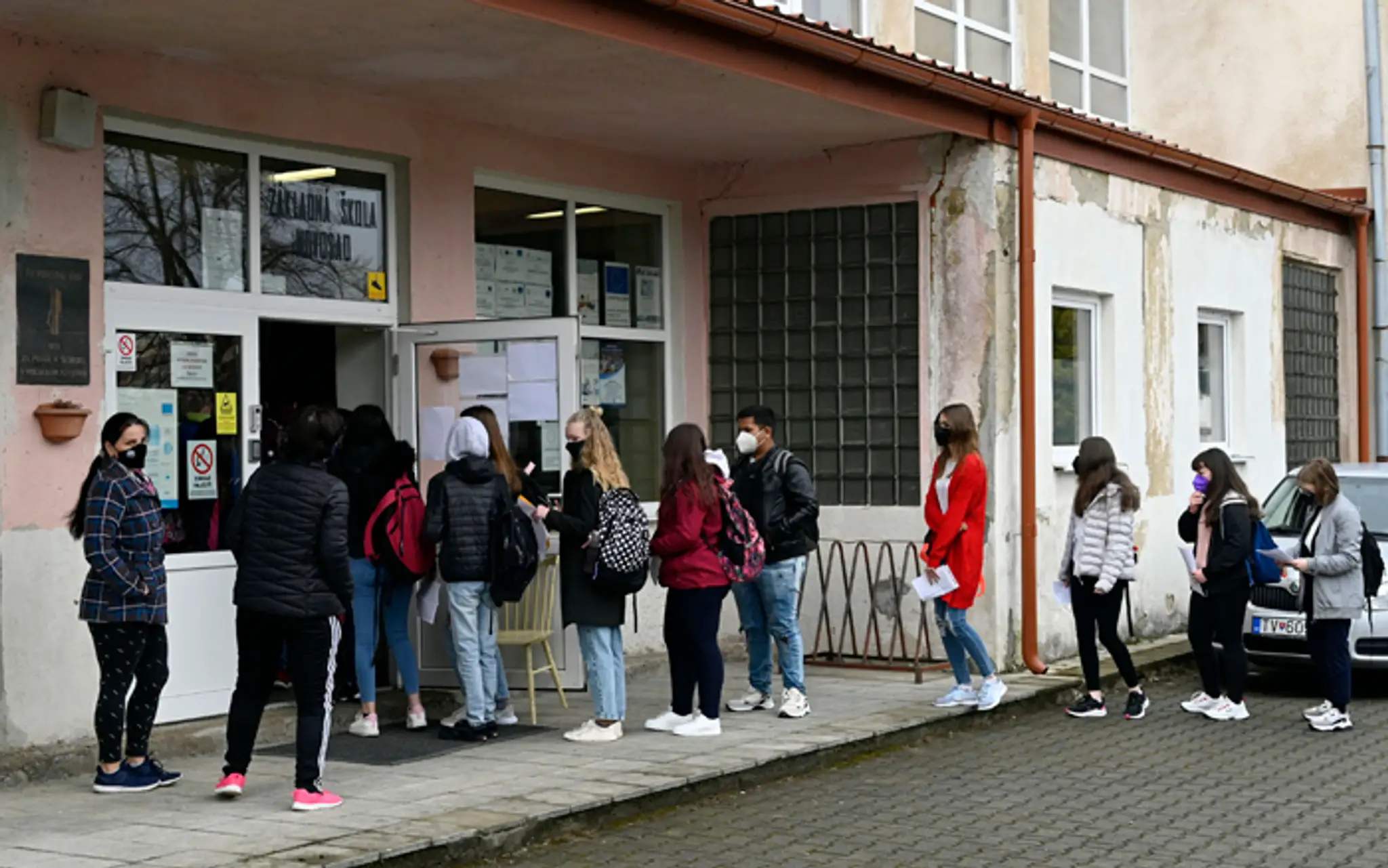 Žiaci počas príchodu do školy v Novosade, okrese Trebišov.
