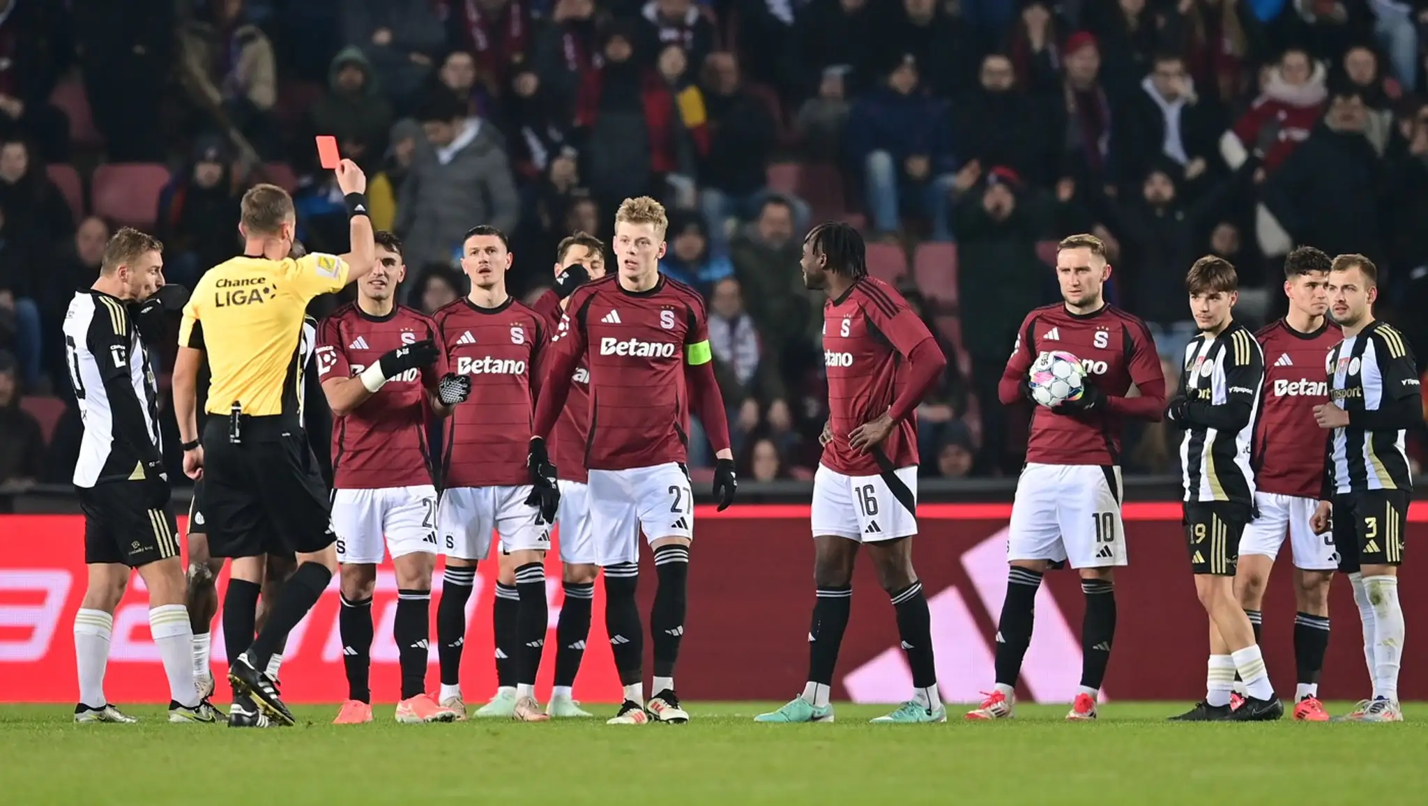 Sparta napriek červenej karte bodovala naplno.