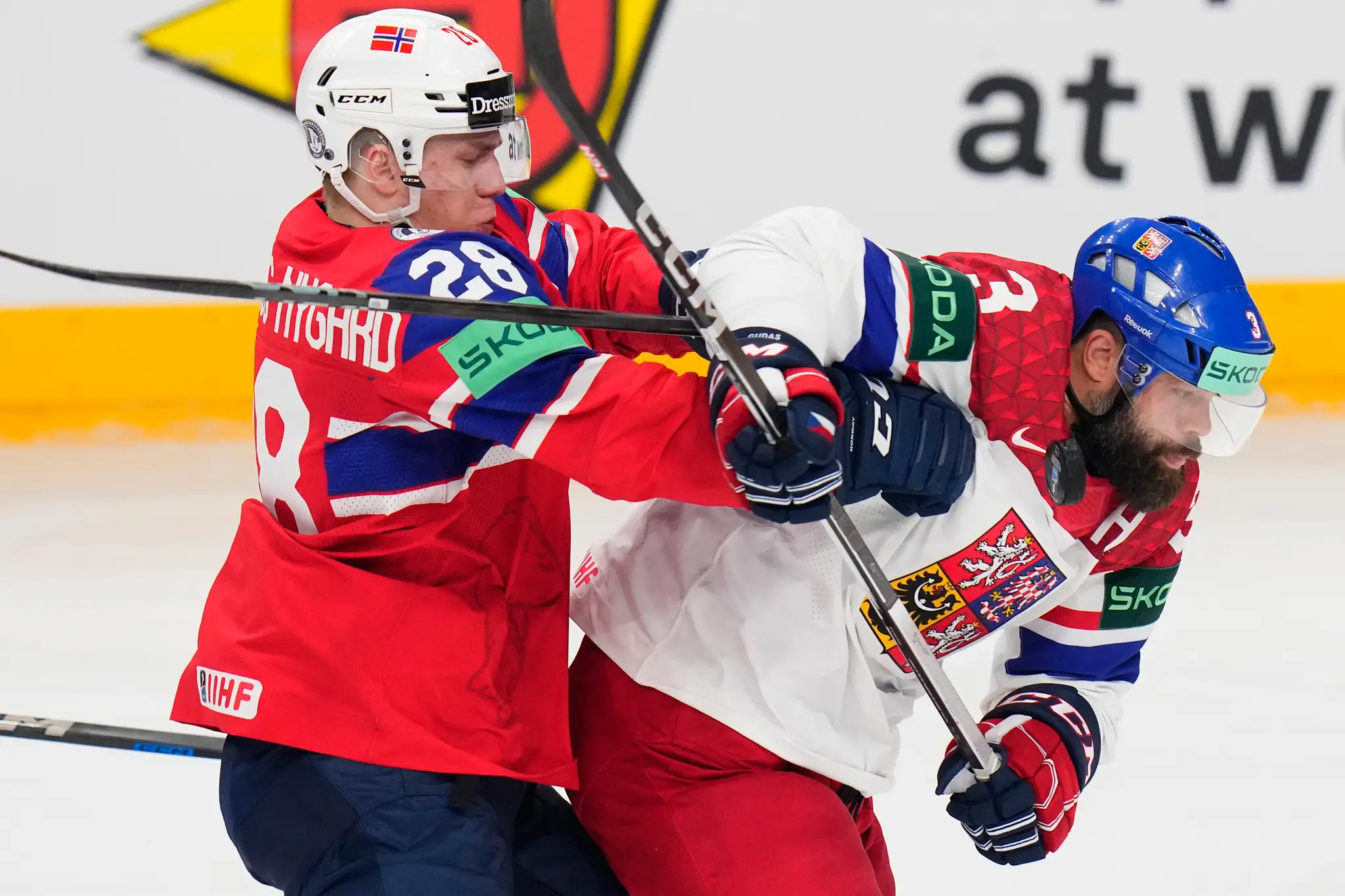 Nórsky hokejista Michael Brandsegg-Nygard a český hokejista Radko Gudas
