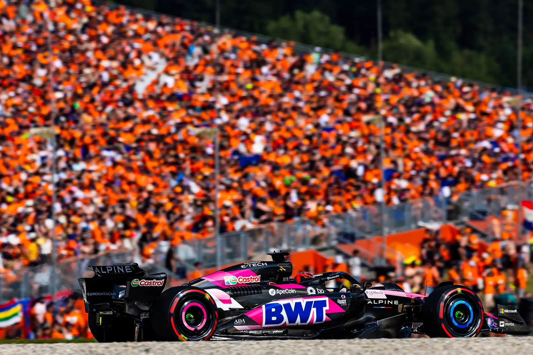 Francúz Esteban Ocon pod dozorom oranžovej masy divákov.