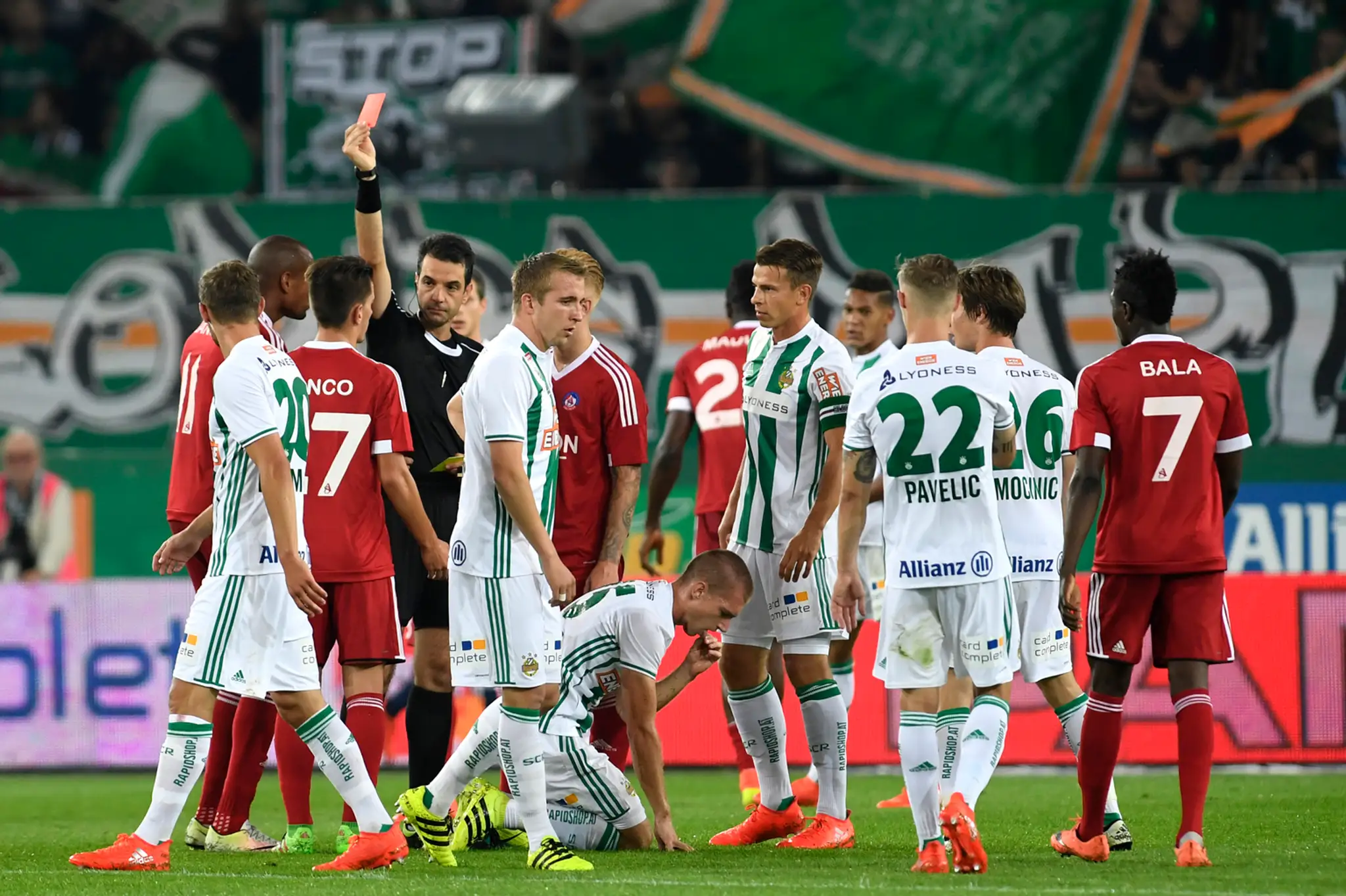 Rozhodca udeľuje červenú kartu Trenčanovi Denisovi Jančovi (tretí zľava) v odvete play off Európskej ligy Rapid Viedeň.