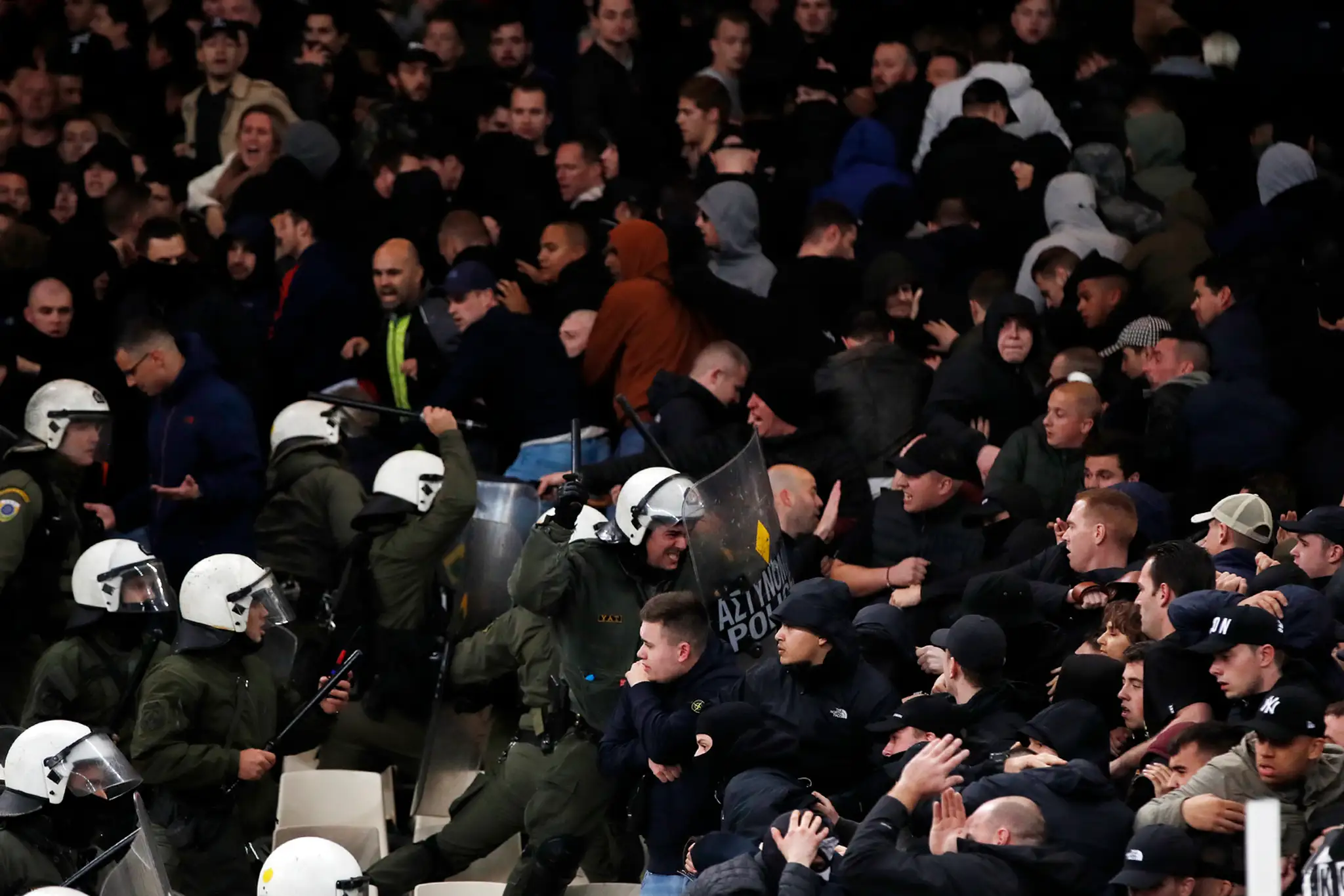 Grécki policajti zasahujú v sektore hostí..jpg