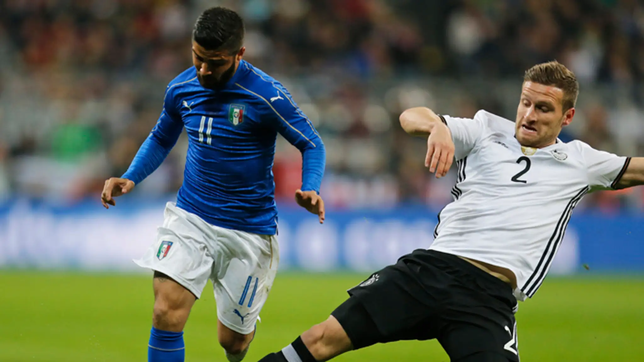 Taliansky reprezentant Lorenzo Insigne (vľavo) a nemecký hráč Shkodran Mustafi na archívnej snímke.