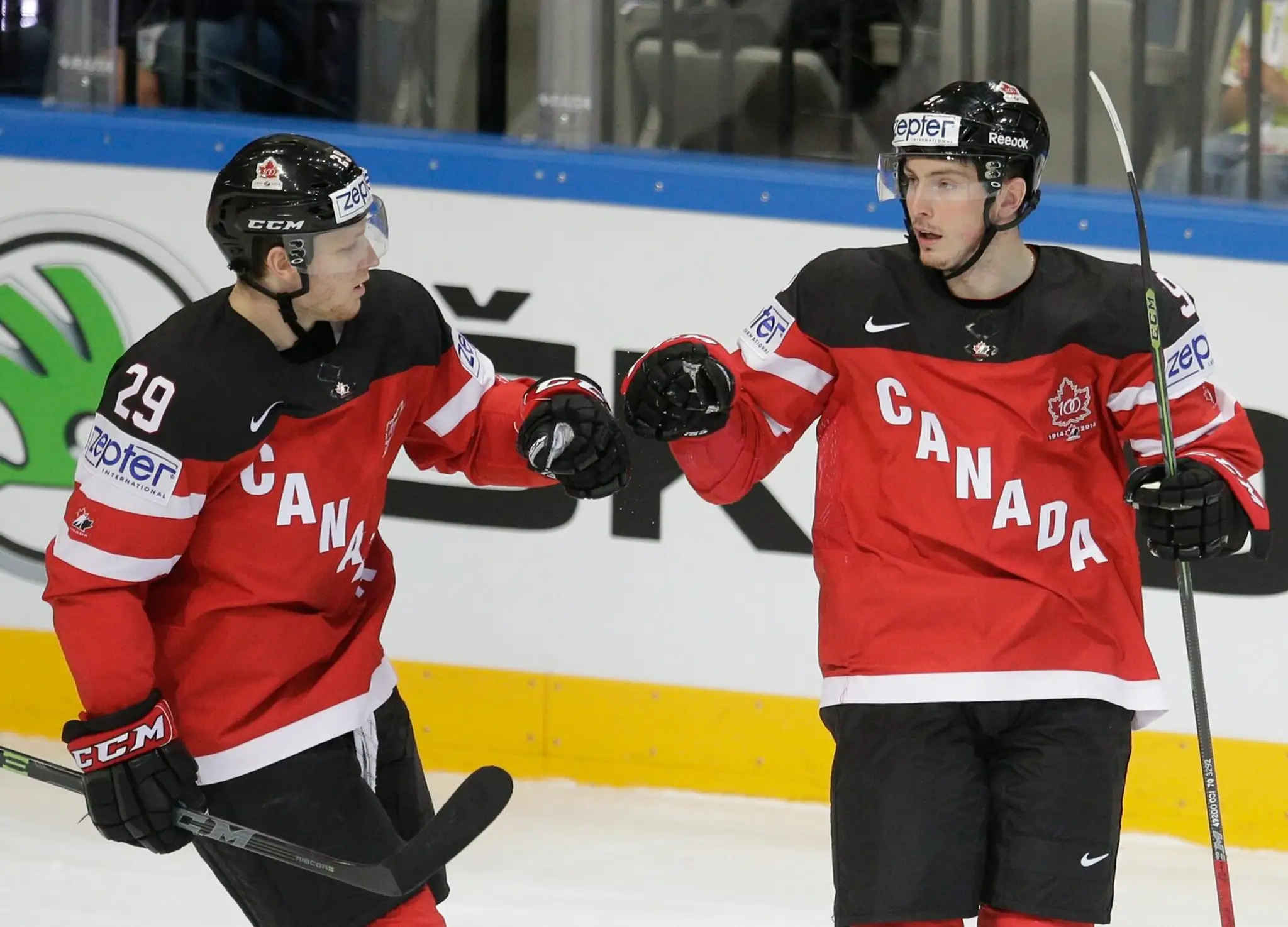 Matt Duchene (vpravo) oslavuje so svojím spoluhráčom Nathanom Mackinnonom v drese Kanady.