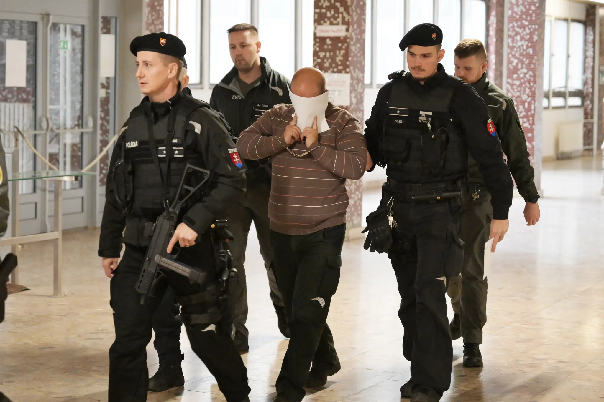 Policajta vinia zo zabitia muža v Košiciach.