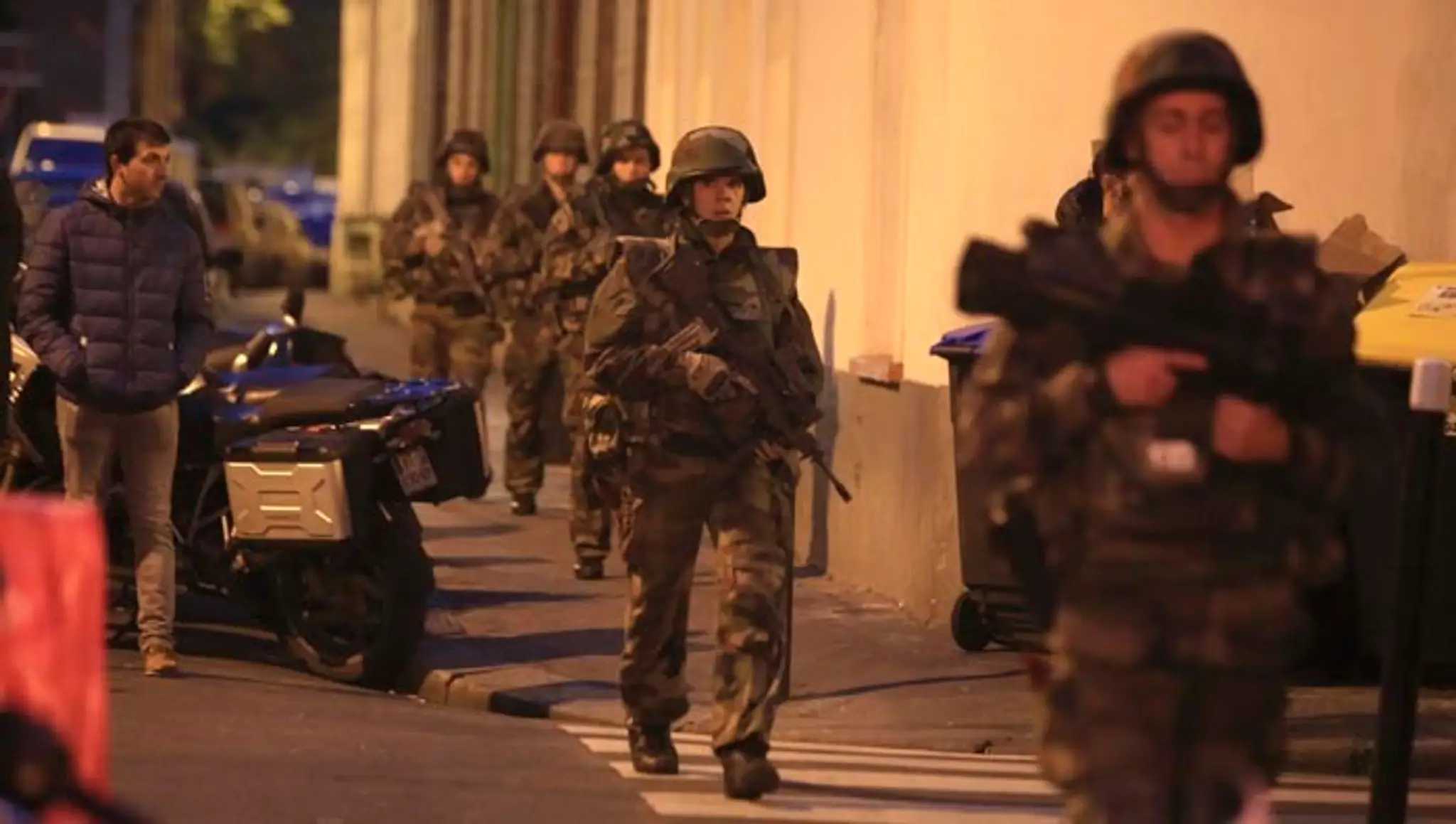 Najmenej jeden človek zahynul dnes ráno pri ozbrojenom policajnom záťahu na parížskom predmestí Saint-Denis.