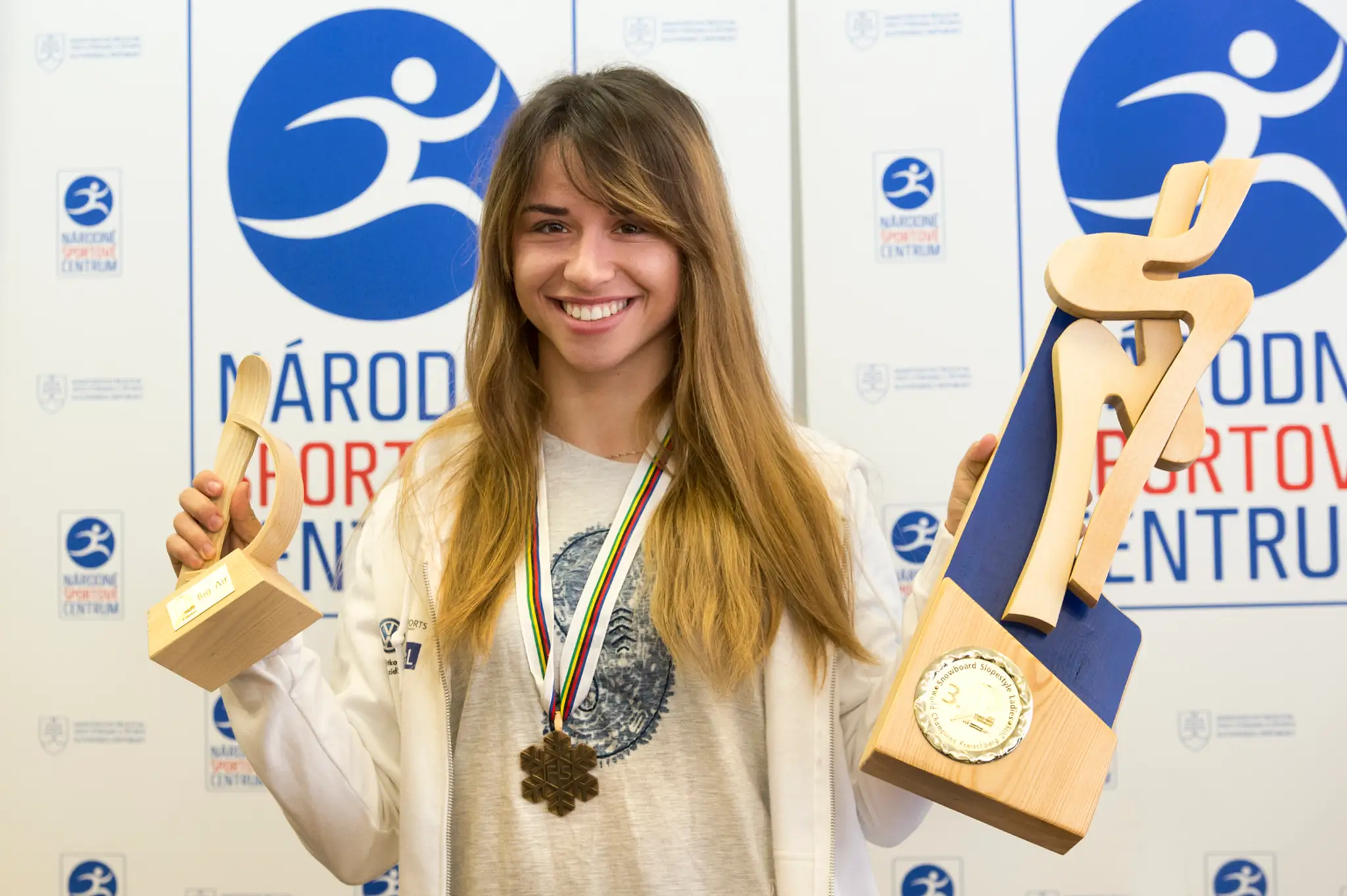Klaudia Medlová, bronzová medailistka v slopestyle z MS v snoubordingu, ukazuje trofeje po návrate na Slovensko.