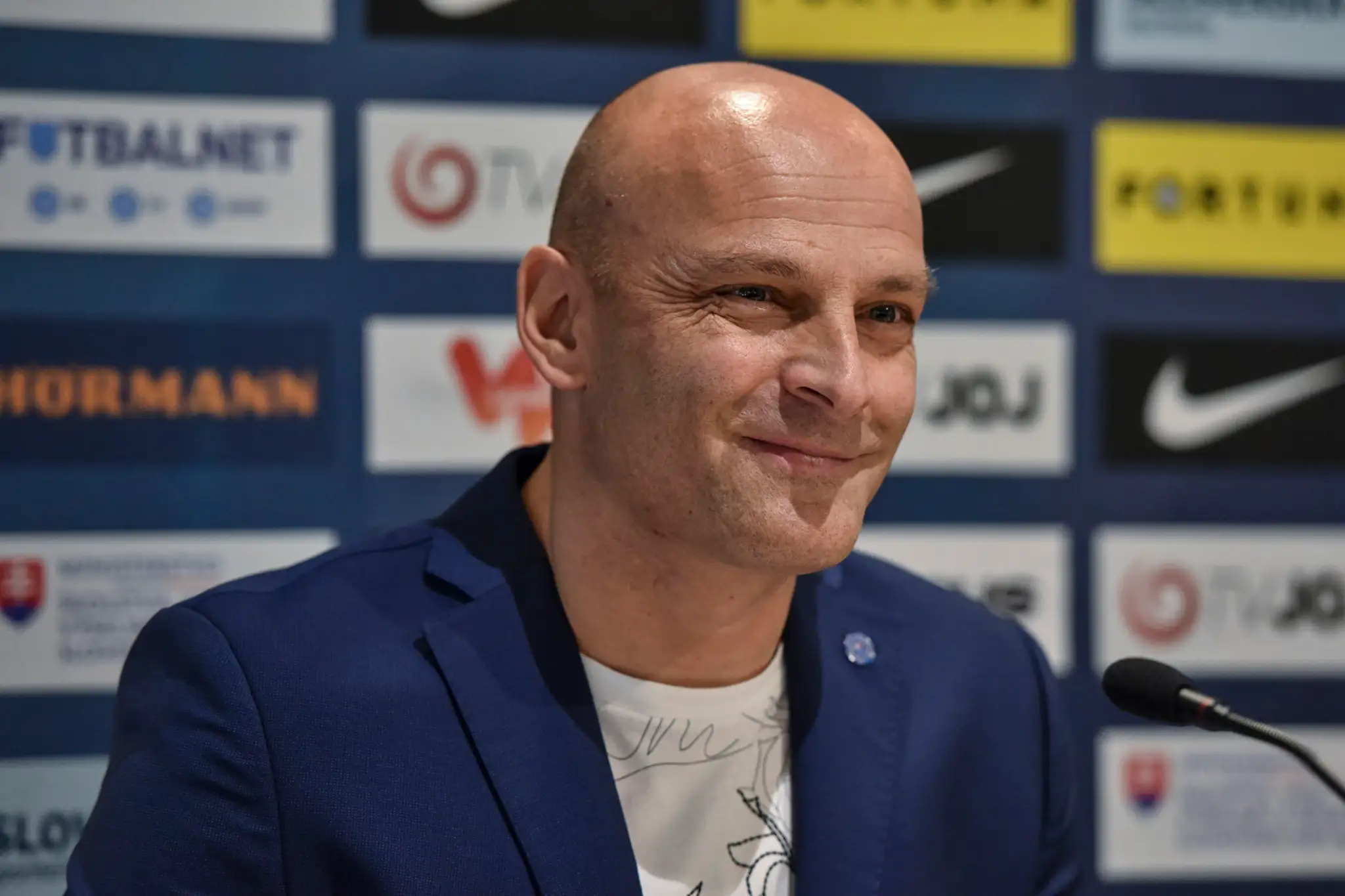 Tréner slovenskej futbalovej reprezentácie Pavel Hapal počas tlačovej konferencie.