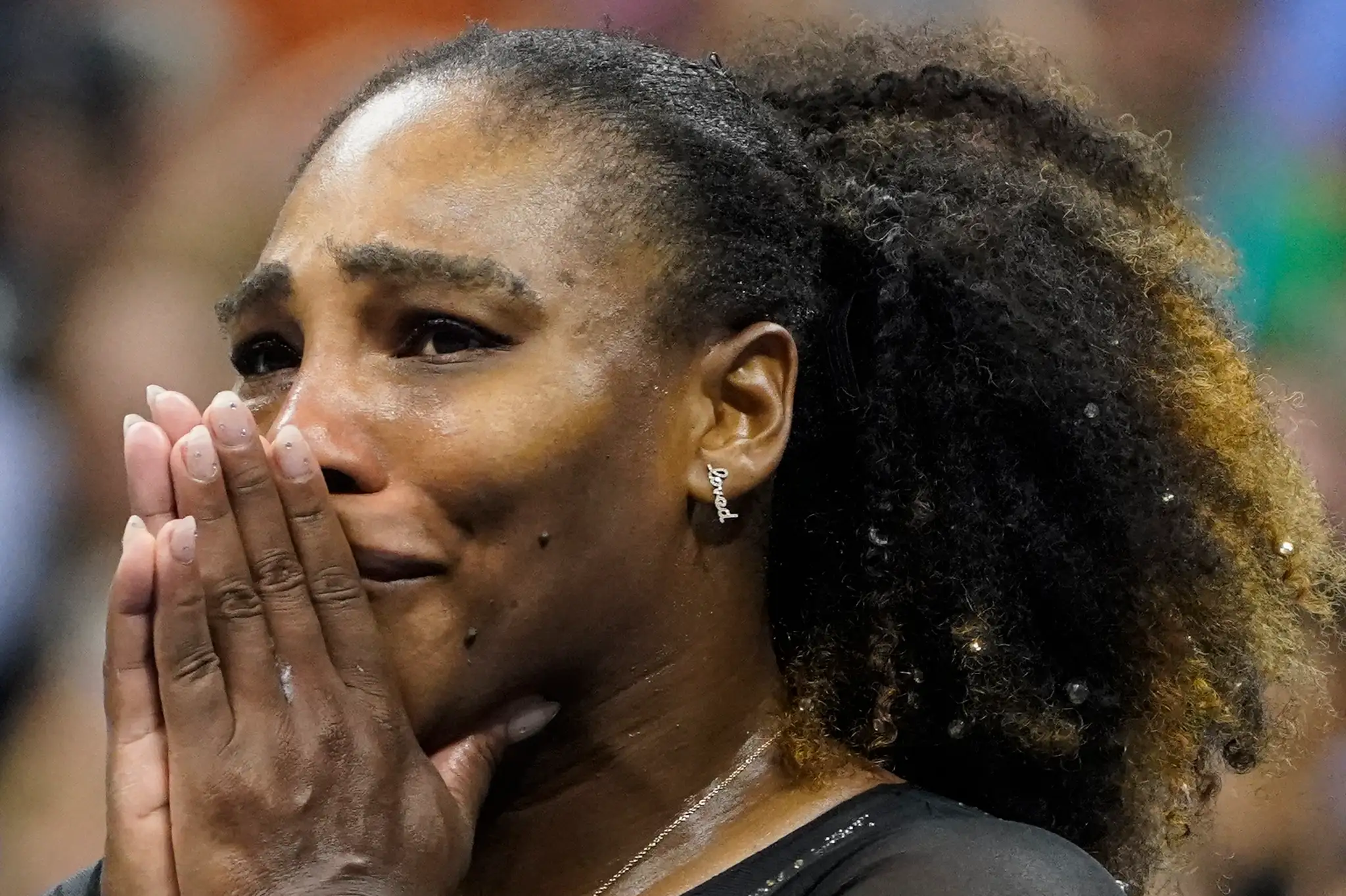 Serena Williamsová prehrala s Aljou Tomljanovičovou po trojhodinovej bitke 5:7, 7:6 (4) a 1:6.