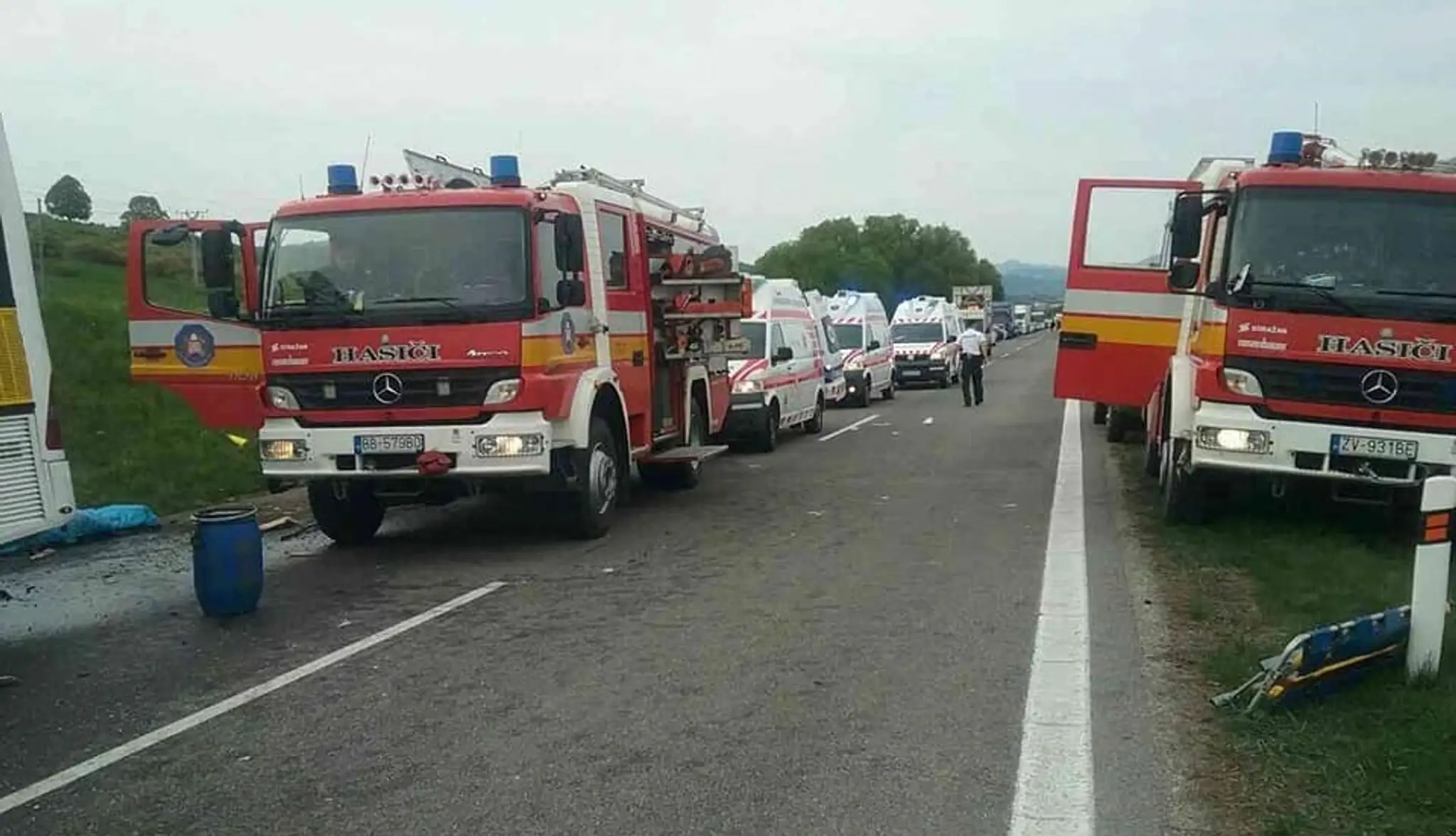 Autobus narazil do kamióna na R1 za Banskou Bystricou