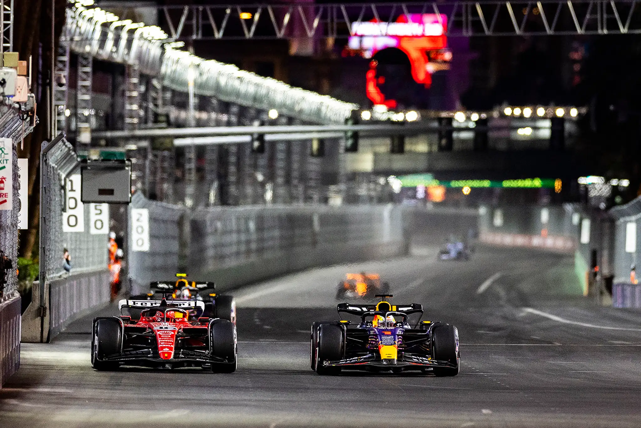 Charles Leclerc na trati bojoval aj s Maxom Verstappenom na Red Bulle.