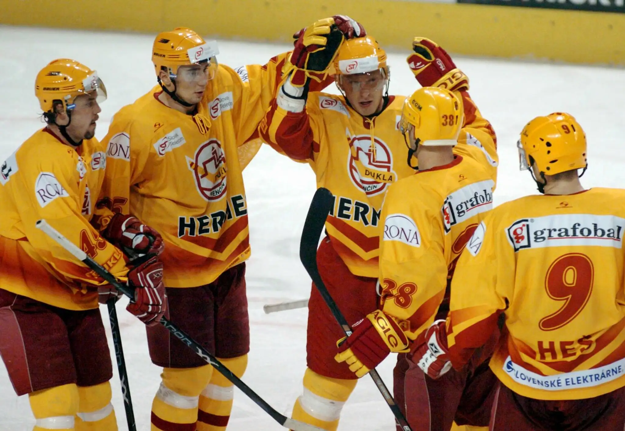 Na archívnej snímke z roku 2004 sprava Jiři Heš, Pavol Demitra, Marián Hossa, Tibor Melichárek a Peter Fabuš.
