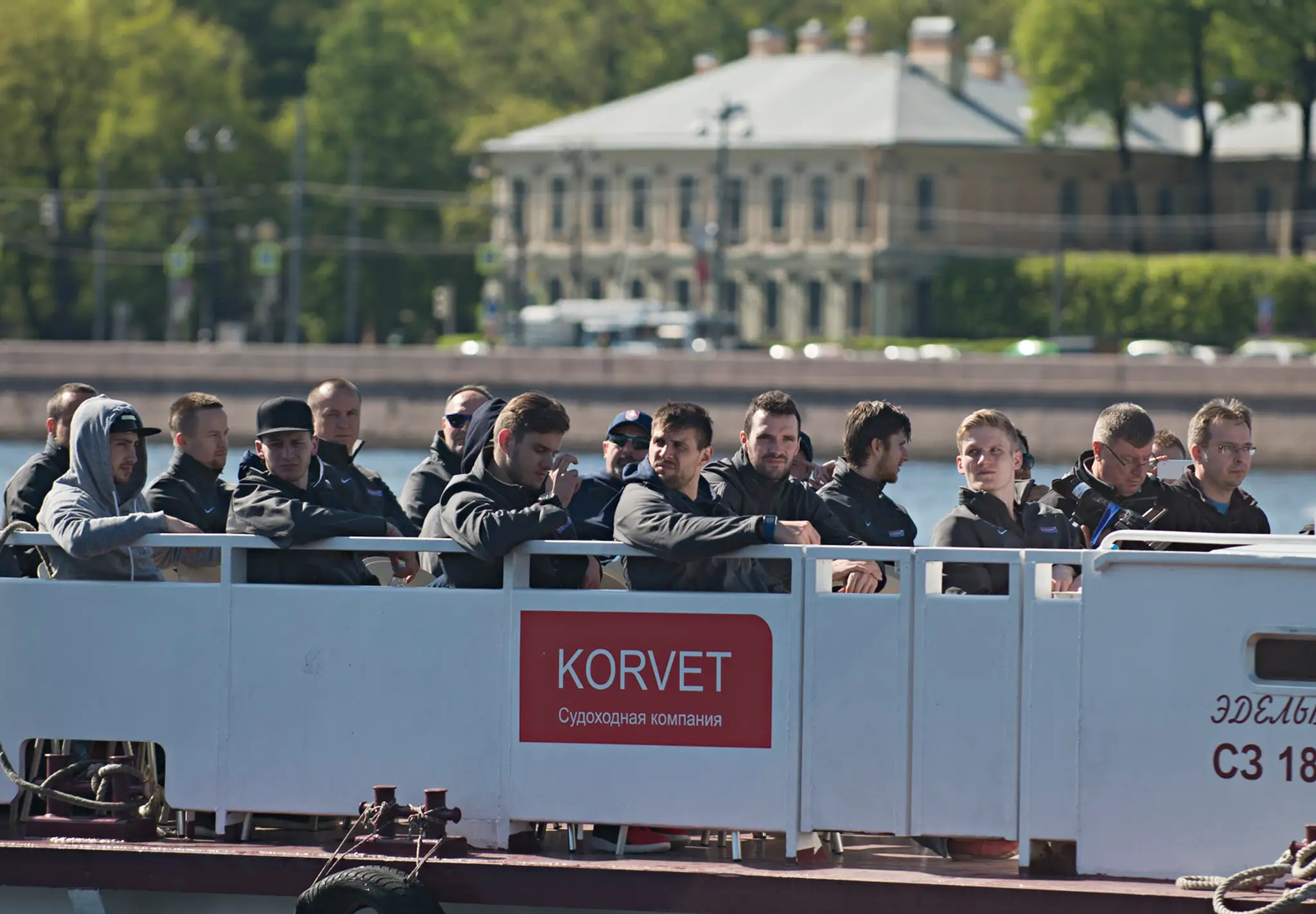 Slovenskí hokejoví reprezentanti si spestrili voľný deň na Majstrovstvách sveta v ruskom Petrohrade výletom vyhliadkovou loďou.