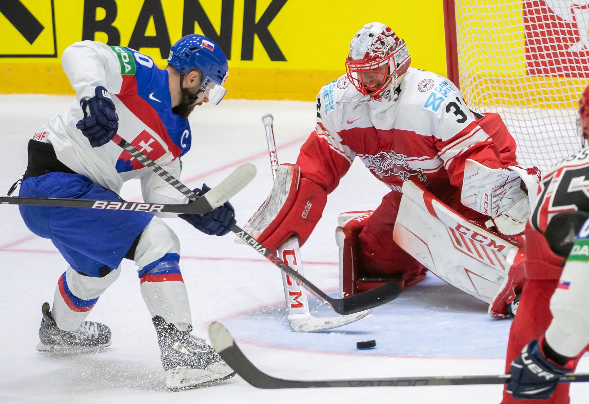 Zľava Tomáš Tatar dáva druhý gól a brankár Sebastian Dahm (Dánsko) v zápase na MS 2022.