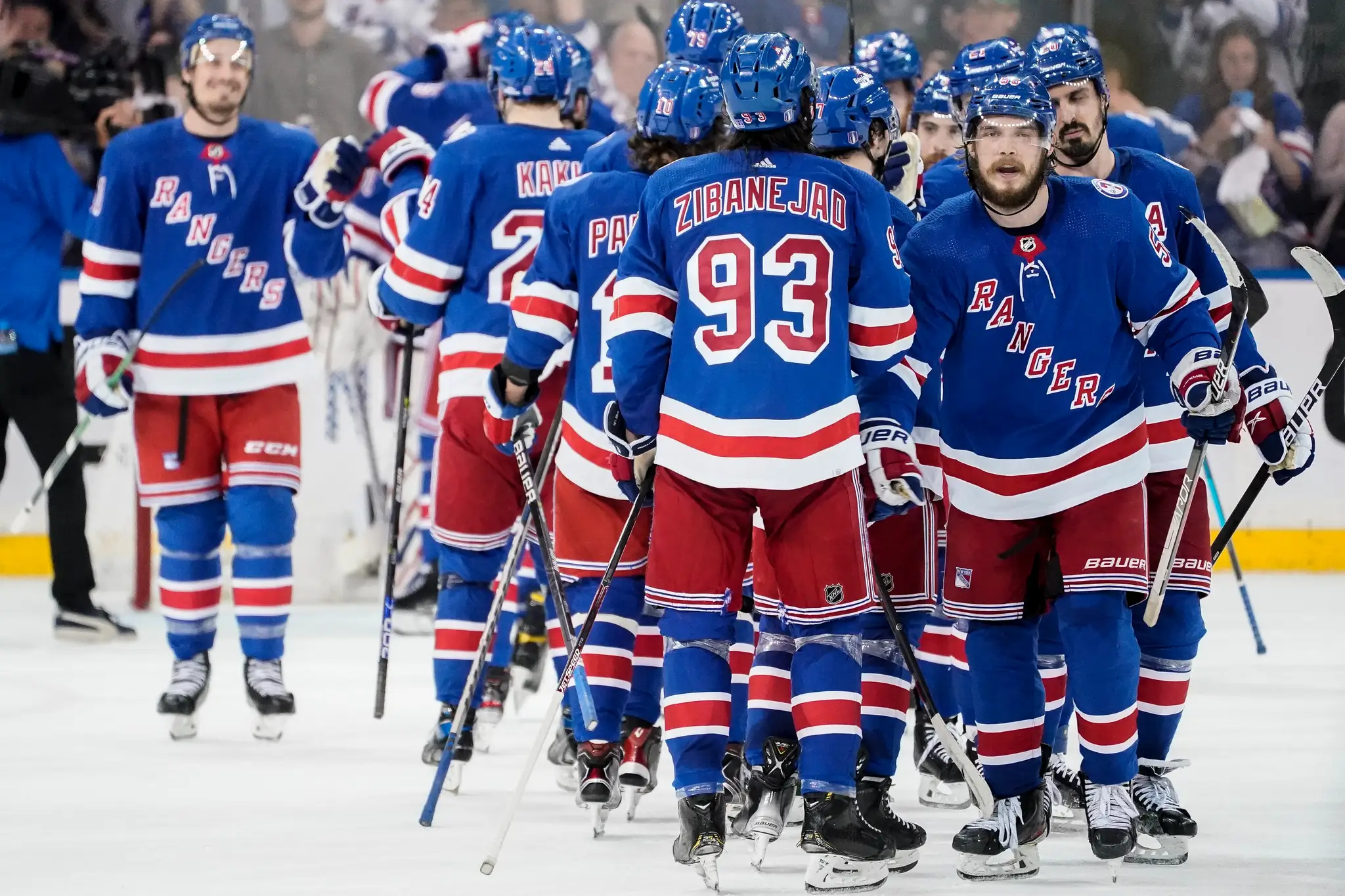 Radosť hráčov NY Rangers po druhom víťazstve nad obhajcom titulu.