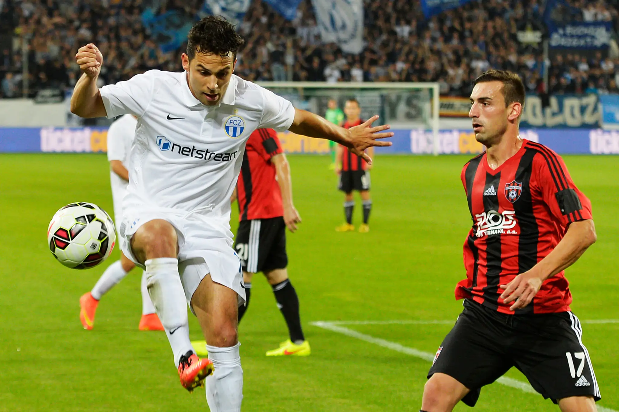 Hráč Zürichu Davide Chiumiento (vľavo) v súboji s José Casadom zo Spartaku Trnava.