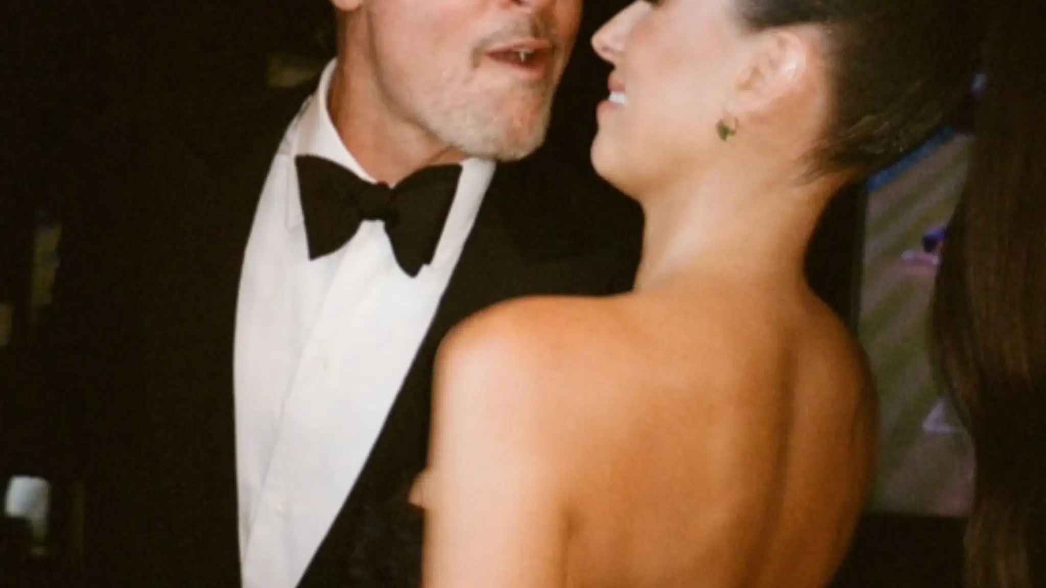 Brad Pitt a Ines de Ramon na svadbe Taylor Swift a Travisa Kelceho.