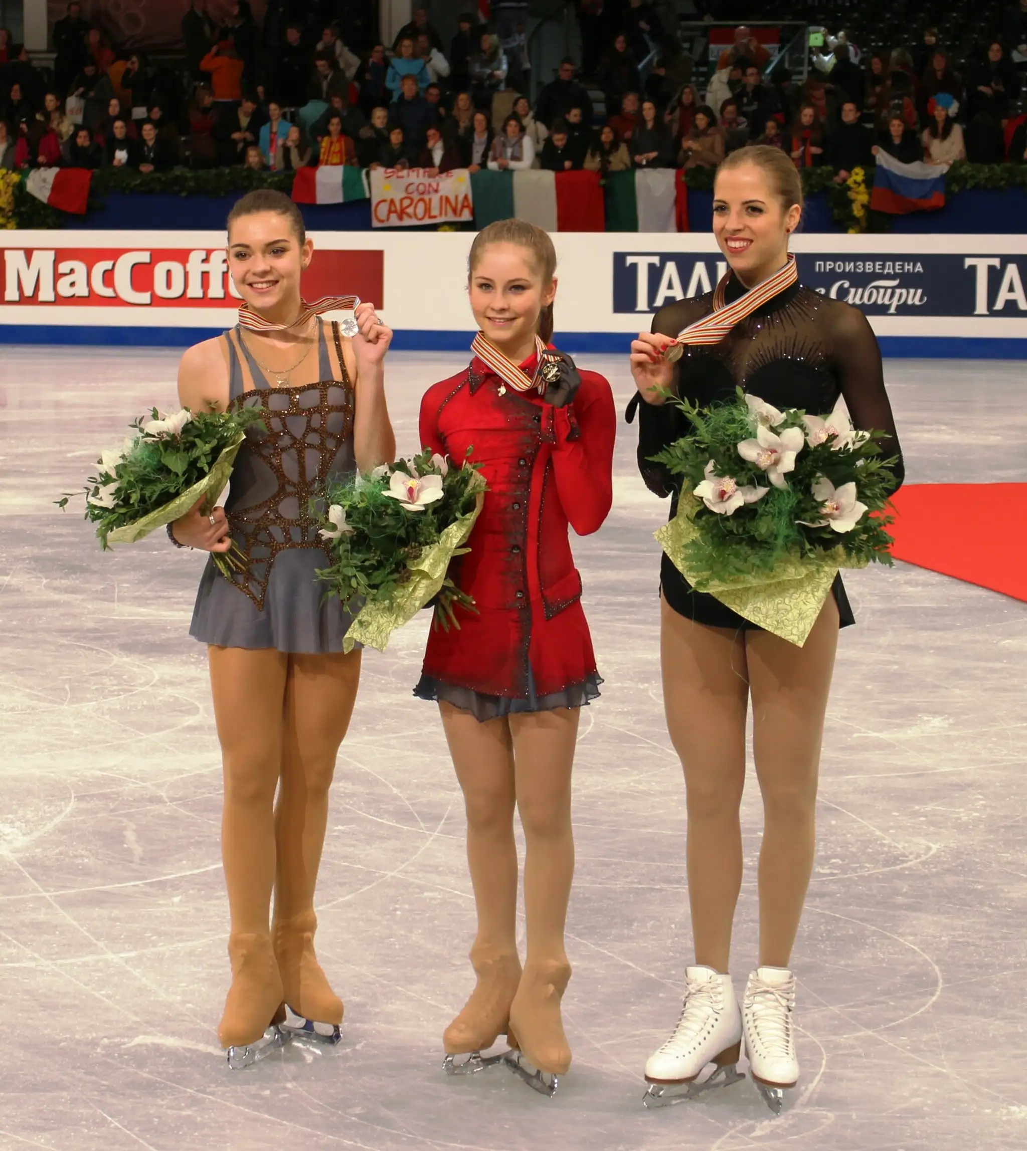 Medailistky z ME v Budapešti v kategórii žien. Zľava: Adelina SOTNIKOVA (RUS), Julia LIPNITSKAIA (RUS), Carolina KOSTNER (ITA)