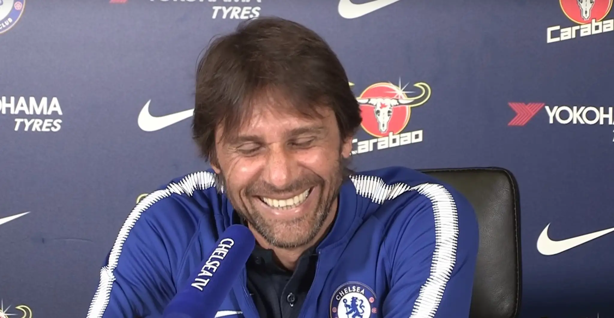 Antonio Conte pobavil novinárov vtipnou reakciou na zvoniaci telefón.