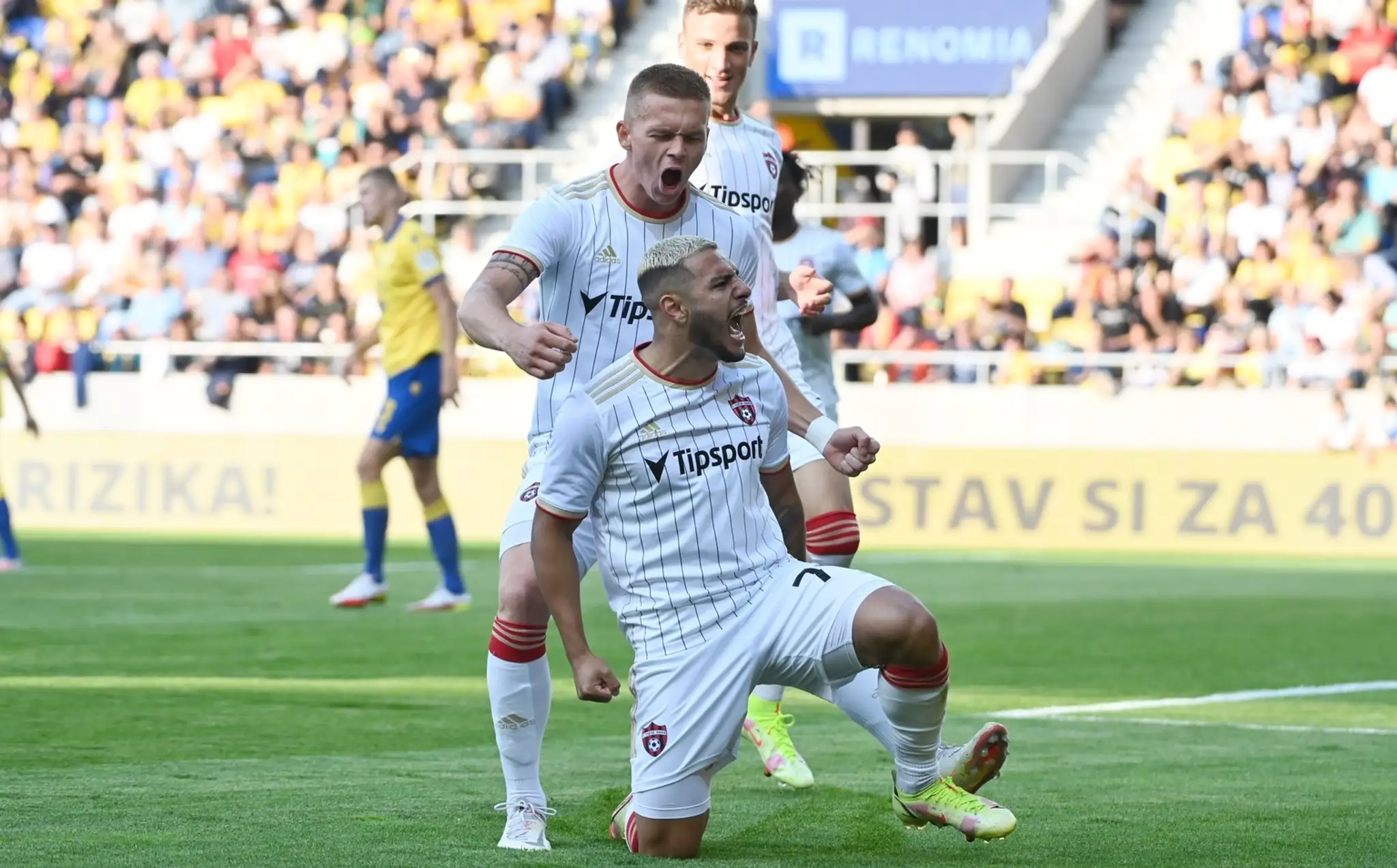 Na snímke radosť hráčov Trnavy po strelení gólu, zdola Saymon Cabral, Jakub Grič a Milan Ristovski.