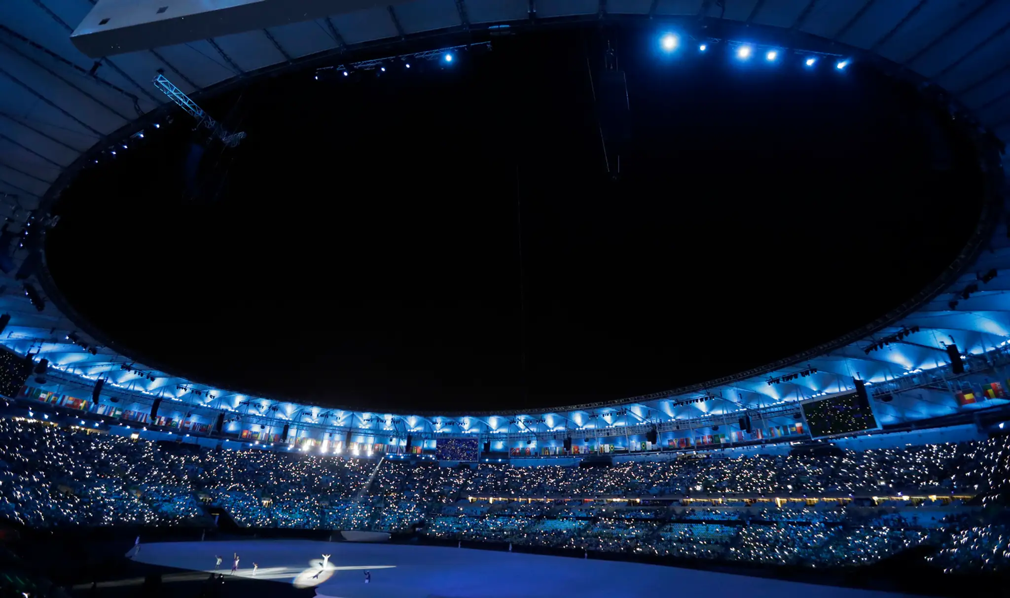 Tanečník vystupuje na štadióne Maracana pred otváracím ceremoniálom olympijských hier v Riu de Janeiro.