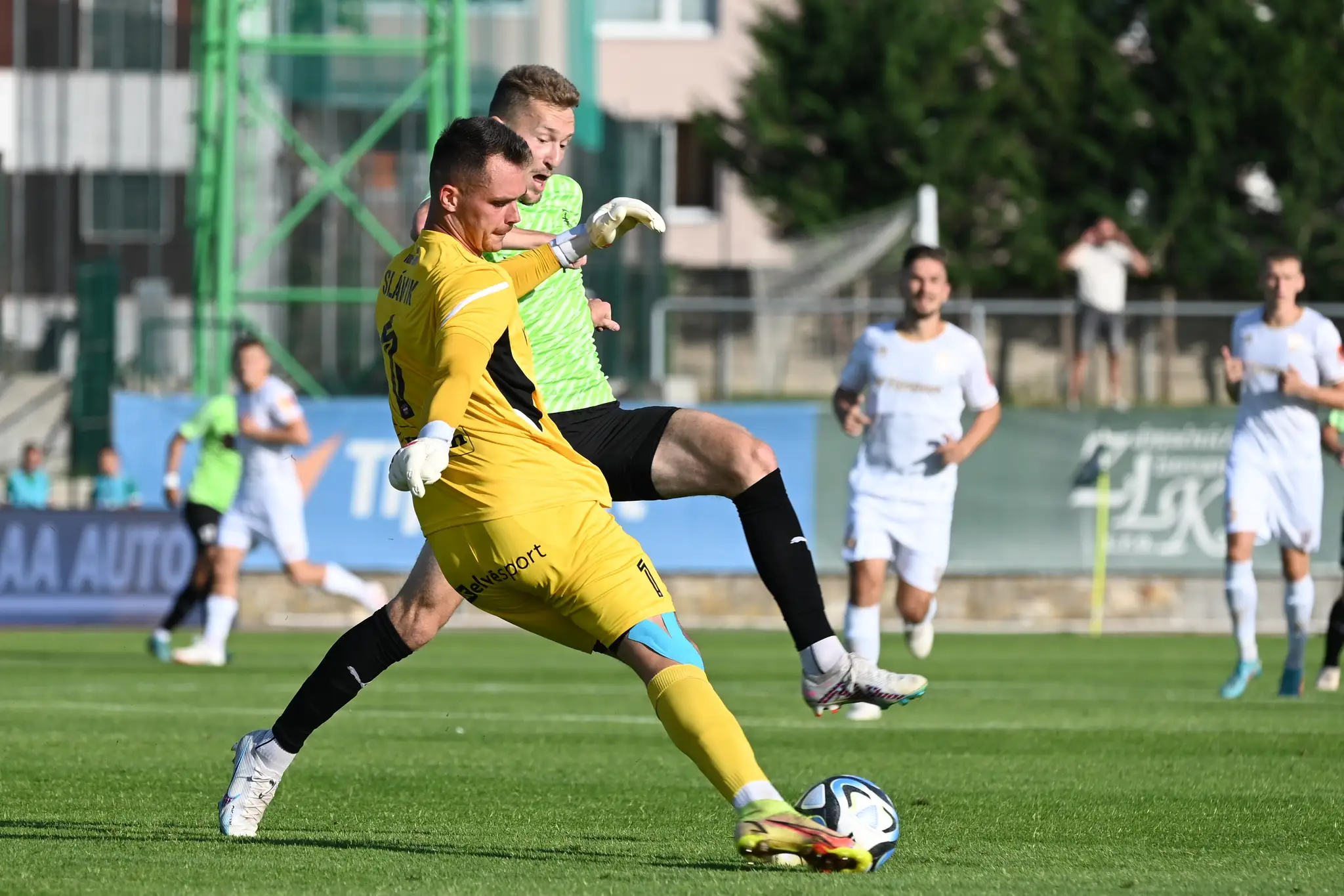 Na snímke zľava brankár ViOn-u Matej Slávik a hráč Skalice Jakub Kousal.