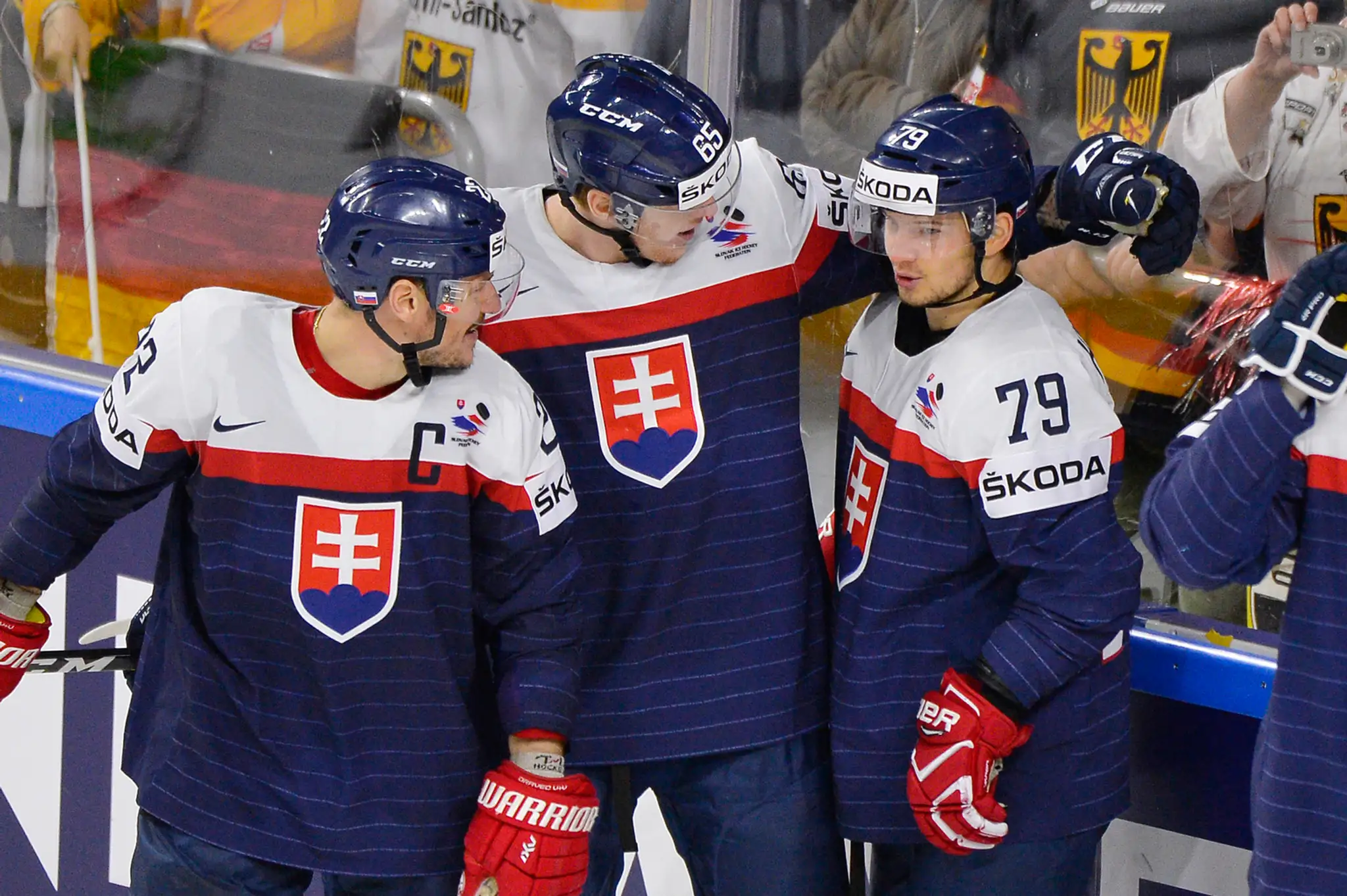 Zľava Vladimír Dravecký, Michal Čajkovský a Libor Hudáček sa tešia z gólu v sieti Nemecka na MS 2017.
