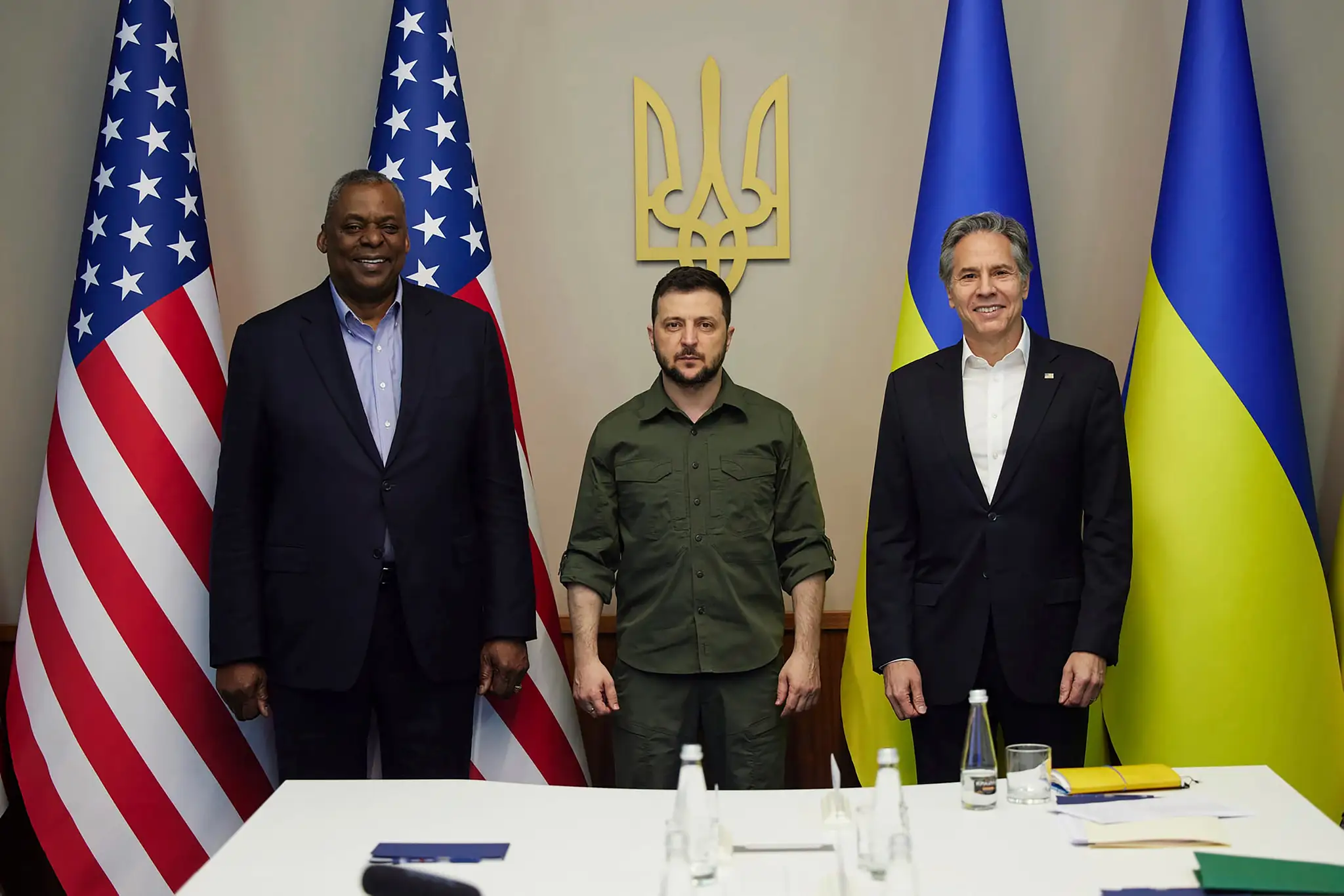 Americký minister obrany Lloyd Austin, ukrajinský prezident Volodymyr Zelenskyj a americký minister zahraničných vecí Antony Blinken.