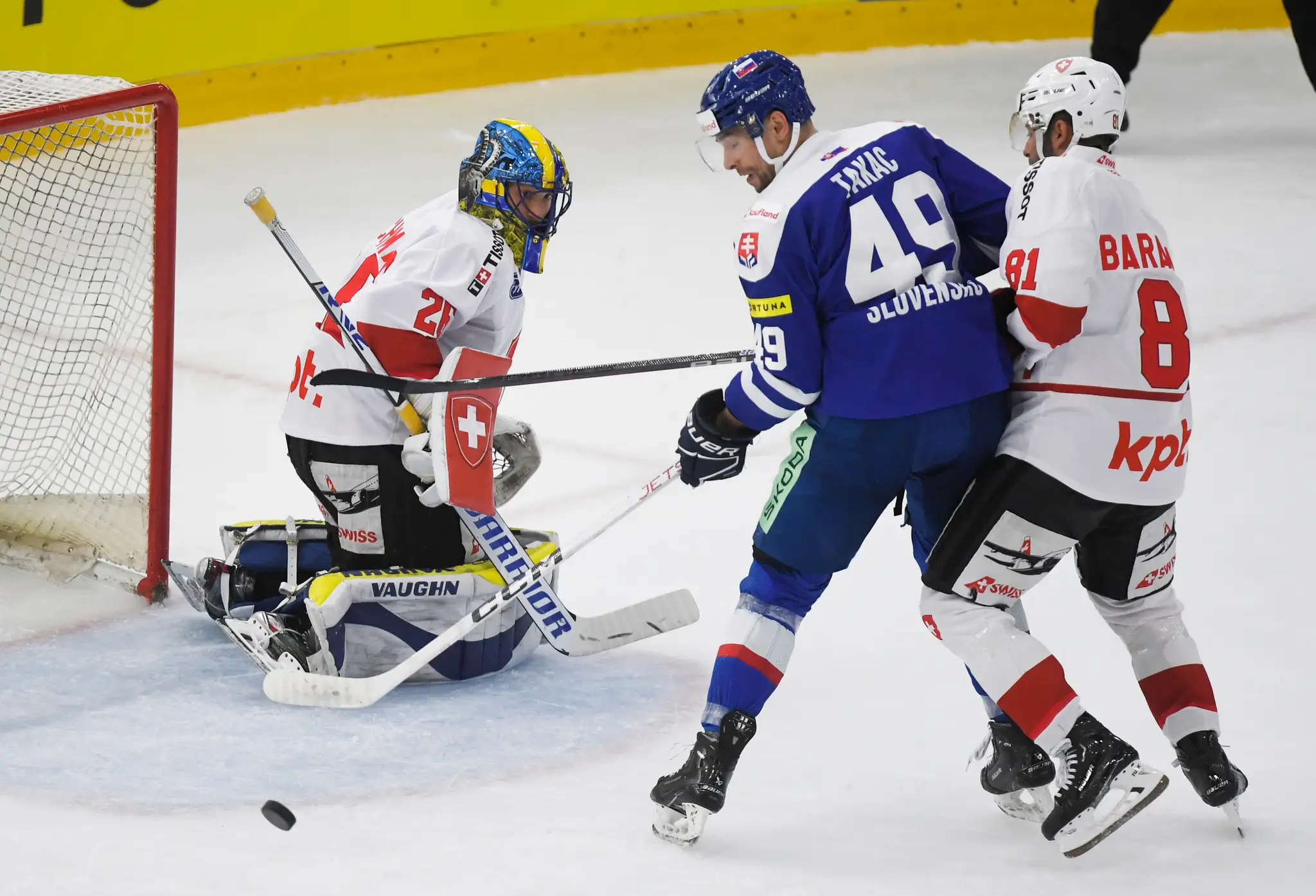 Na snímke uprostred Samuel Takáč (Slovensko), vľavo brankár Sandro Aeschlimann (Švajčiarsko).