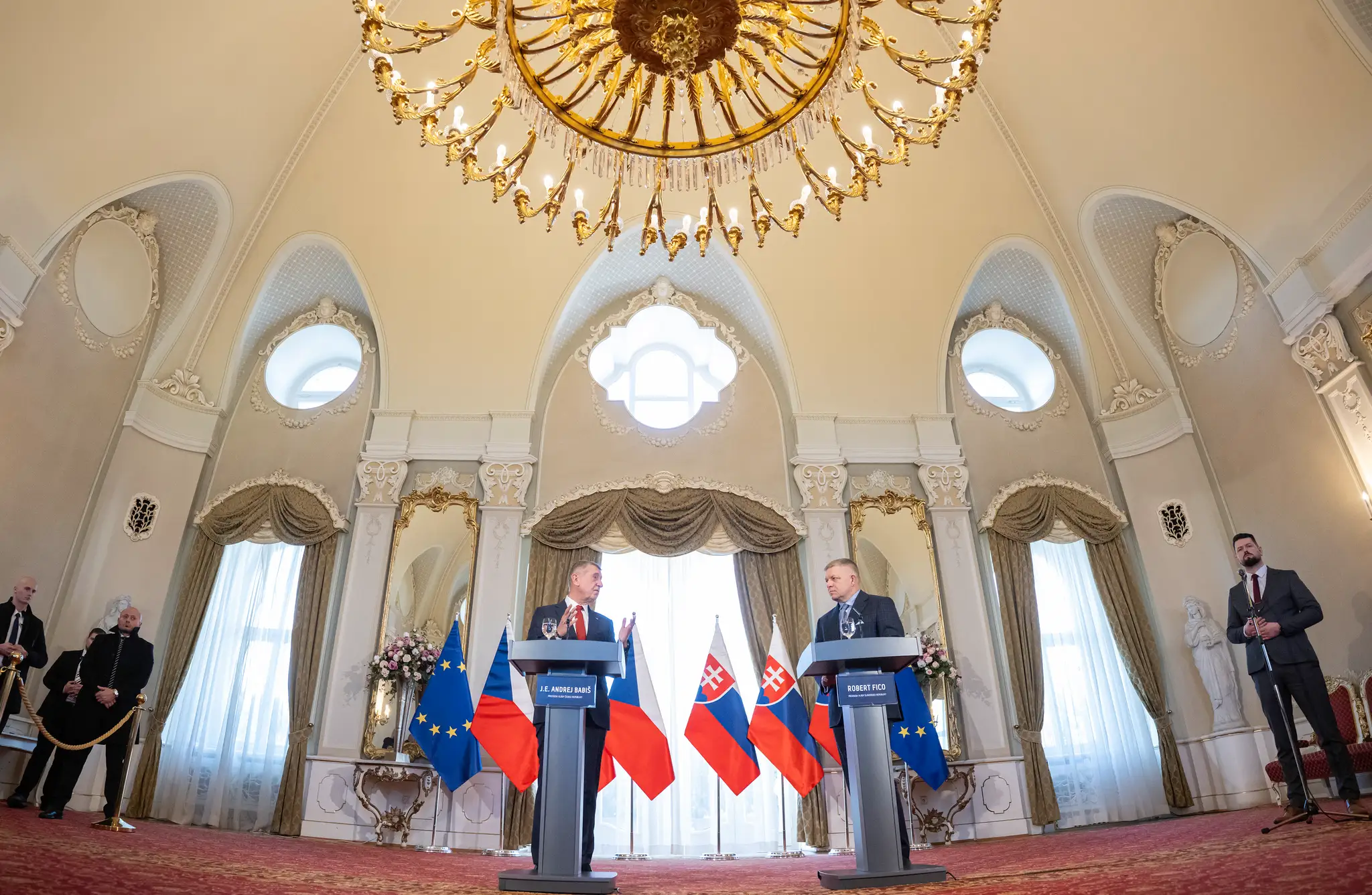 Na snímke slovenský premiér Robert Fico (vpravo) a český premiér Andrej Babiš (vľavo) počas spoločnej tlačovej konferencie v Bratislave.