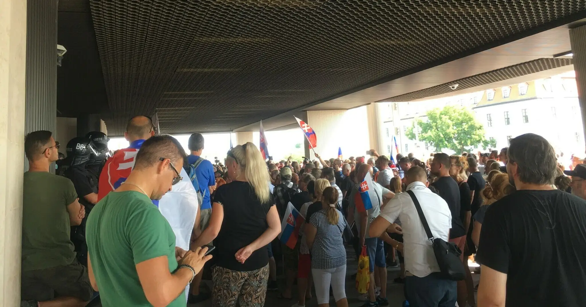 Demonštranti pred parlamentom.
